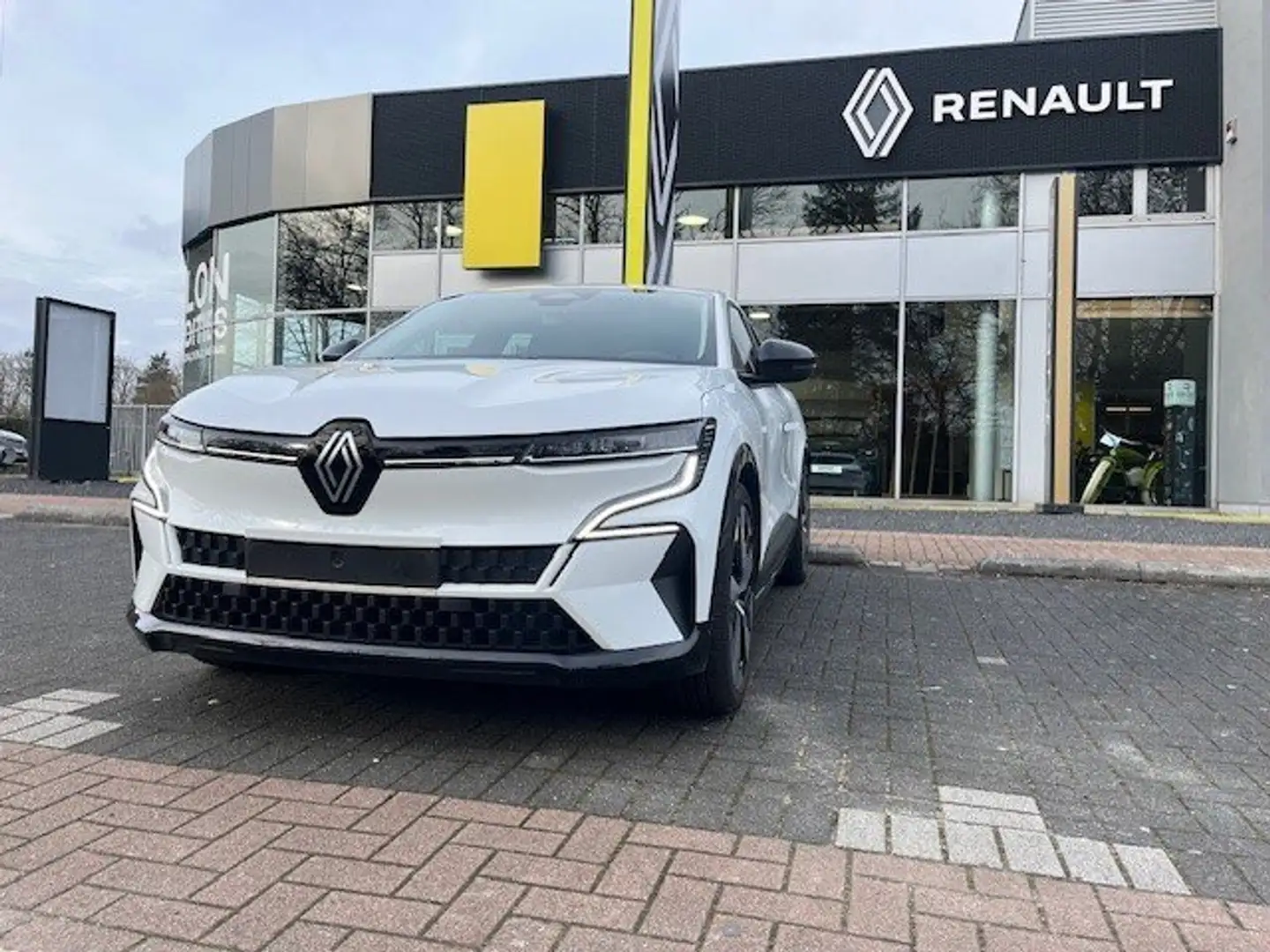 Renault Megane E-Tech 40 kWh Equilibre R130 Standard charge bijela - 2