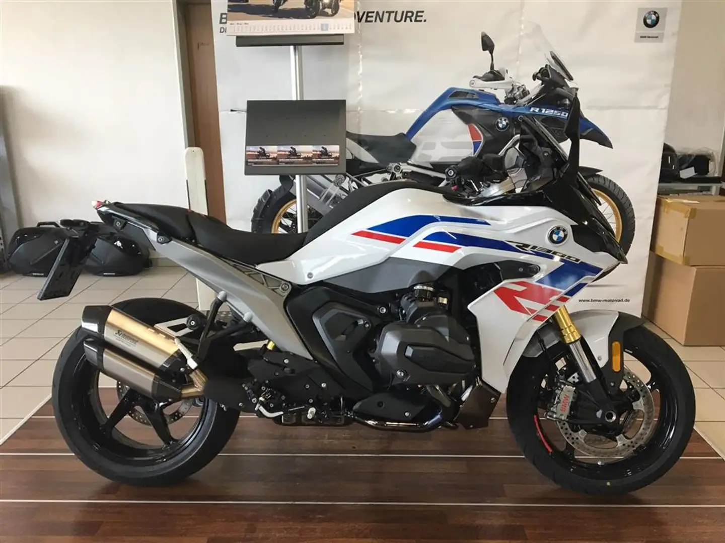 BMW Performance / Akrapovic - 1