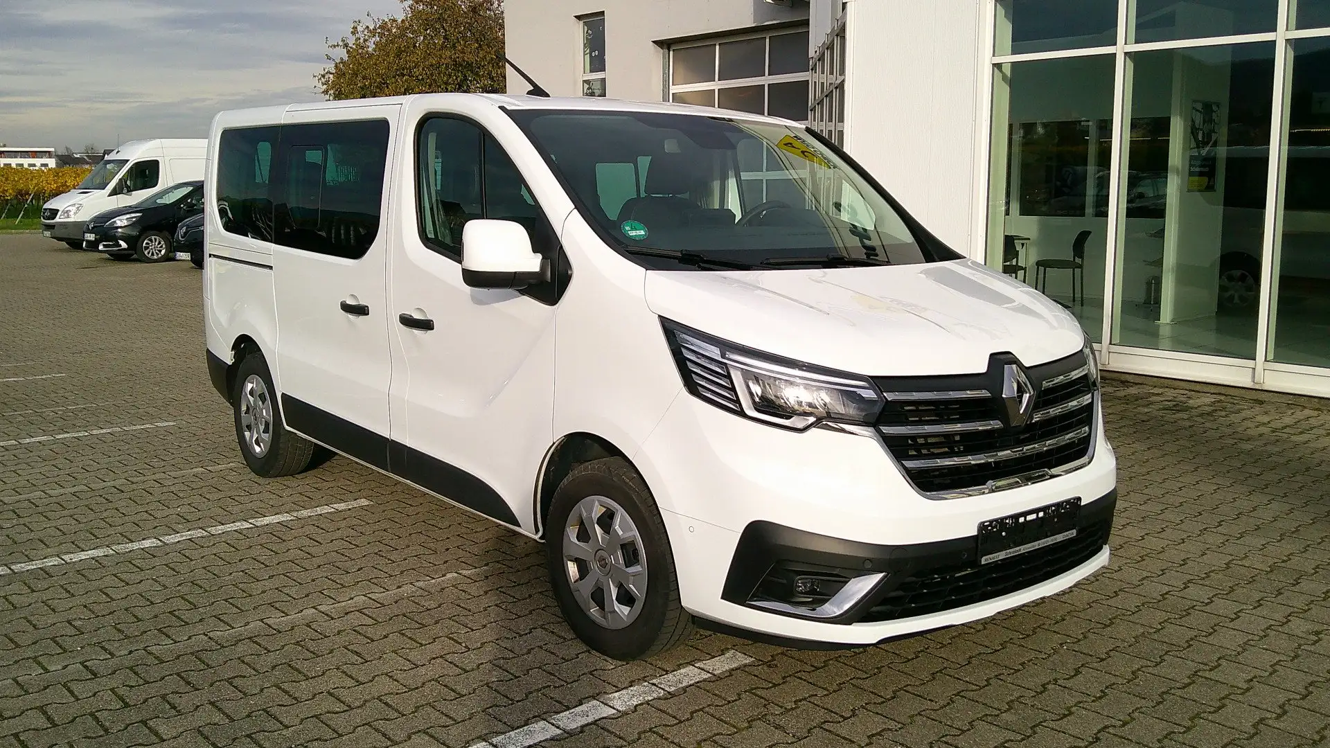 Renault Trafic L1H1 3,0t (8/9 Sitze) Life Weiß - 1