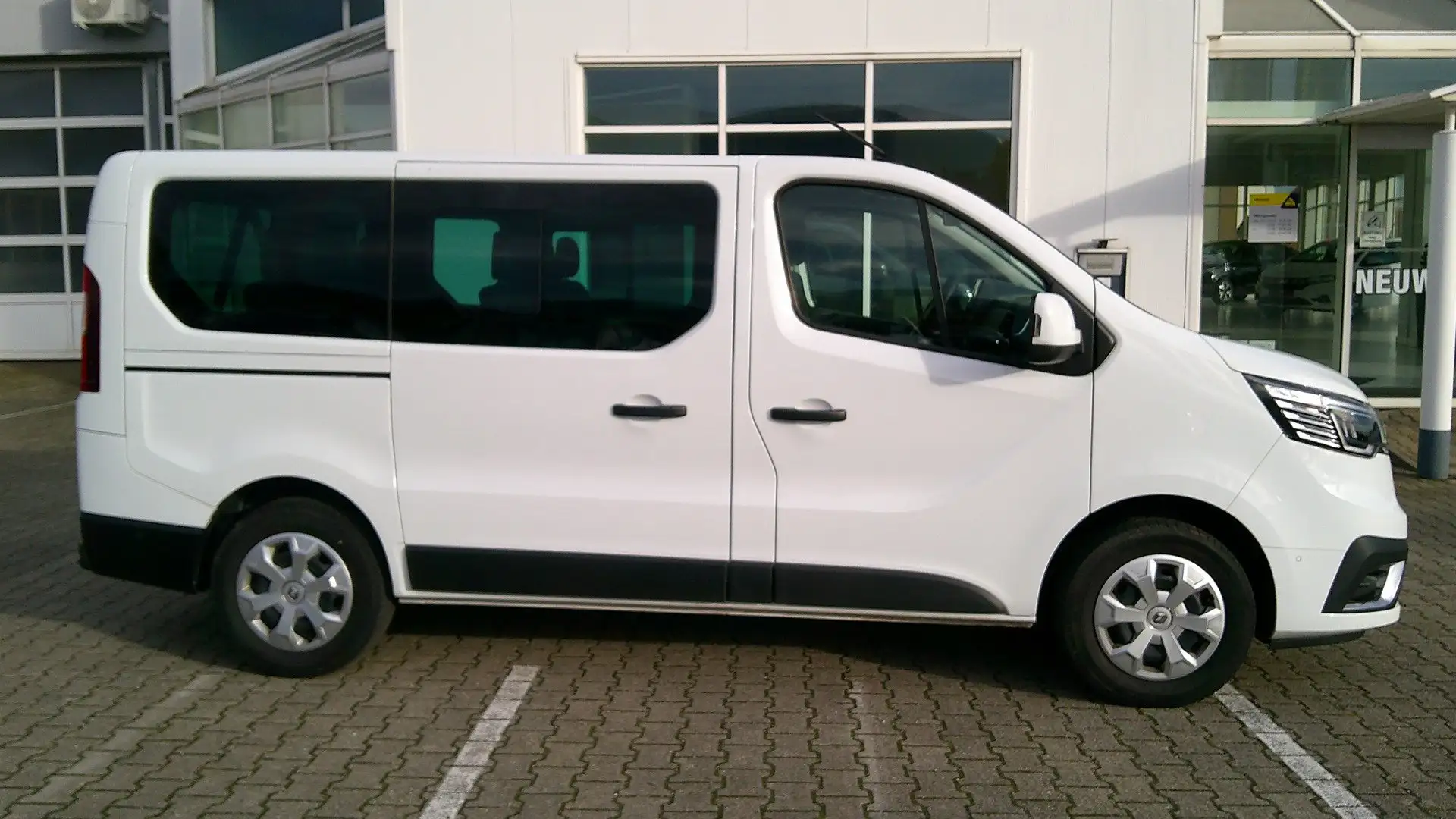 Renault Trafic L1H1 3,0t (8/9 Sitze) Life Weiß - 2