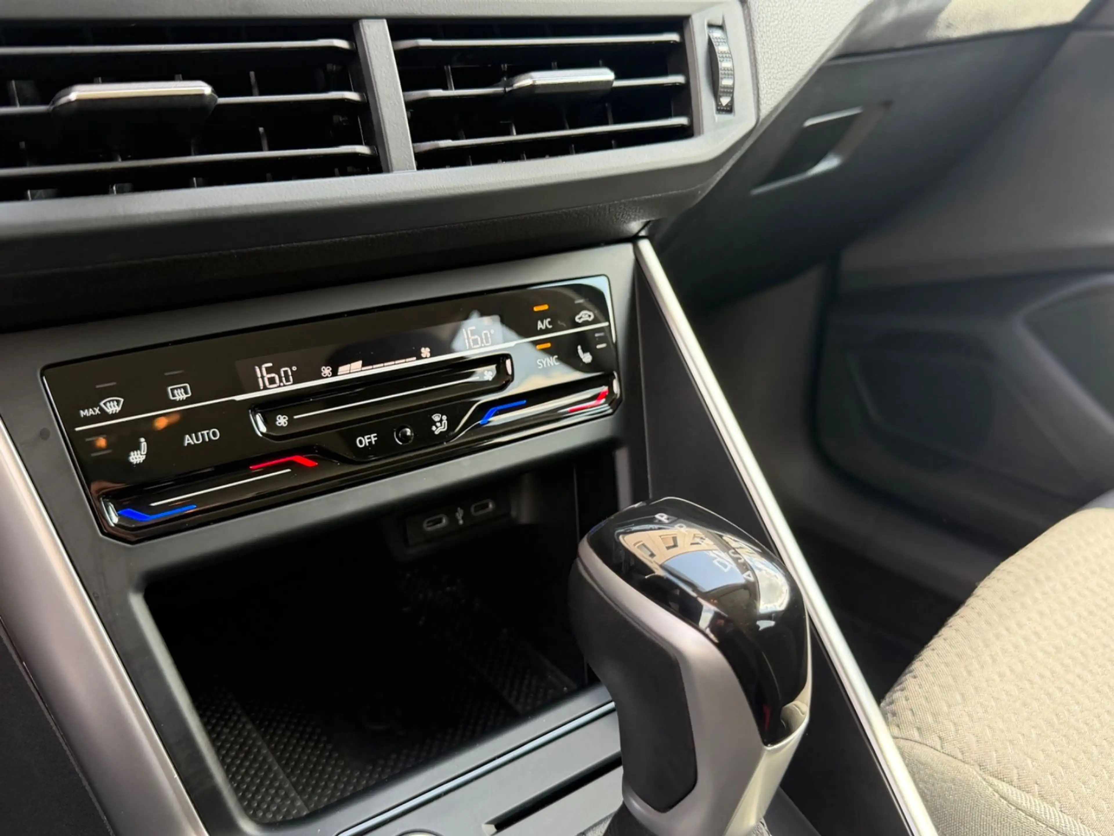 Volkswagen Polo 1.0 TSI DSG Life LED ACC Digital Cockpit — photo 13