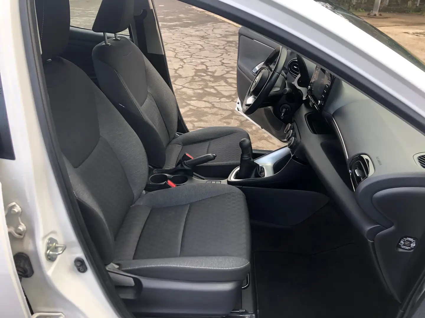Toyota Yaris Comfort 1.Hand neuwertiger Zustand Weiß - 2