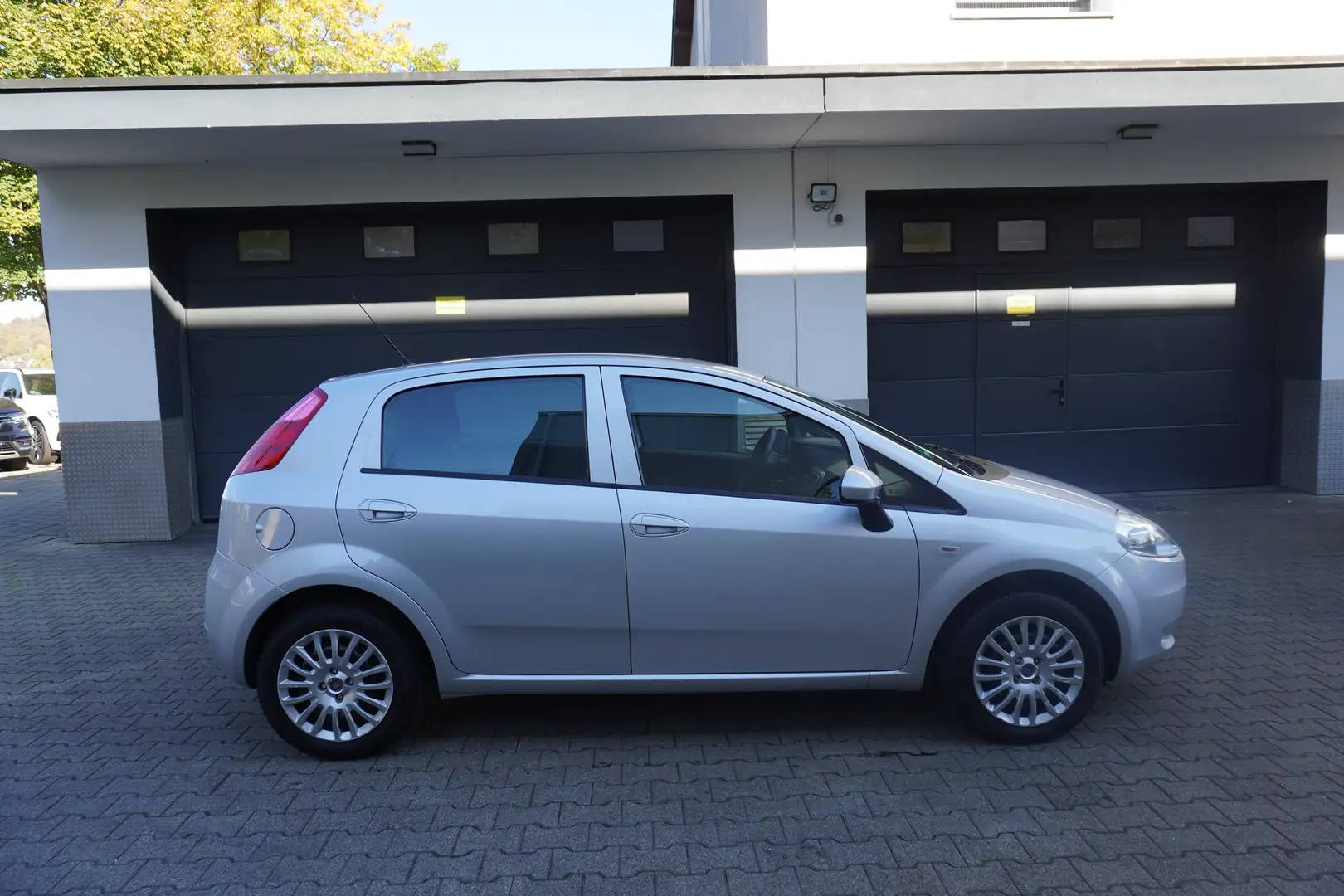 Fiat Grande Punto 1.2 8V Basis Lim. 5-trg KLIMA+SERVO+ZV Grau - 2