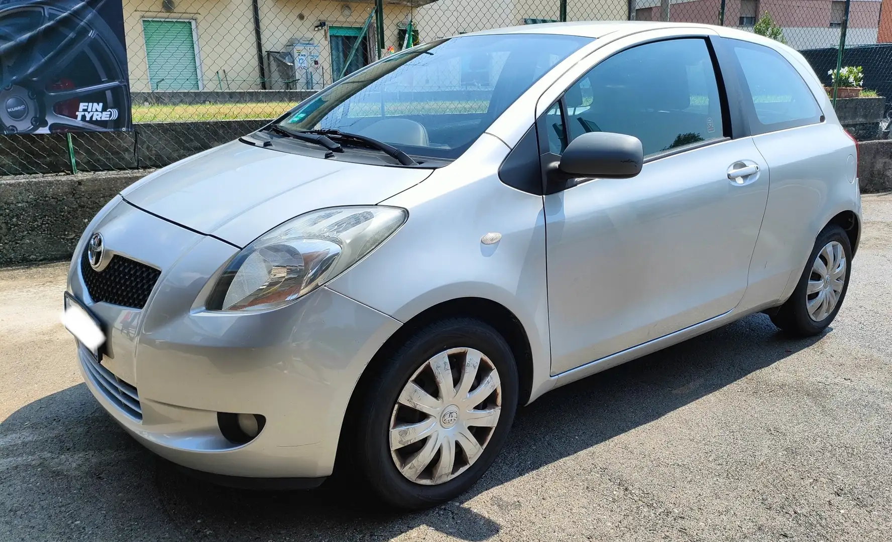 Toyota Yaris 3p 1.3 benzina Clima Servo MOTORE ROTTO - 2