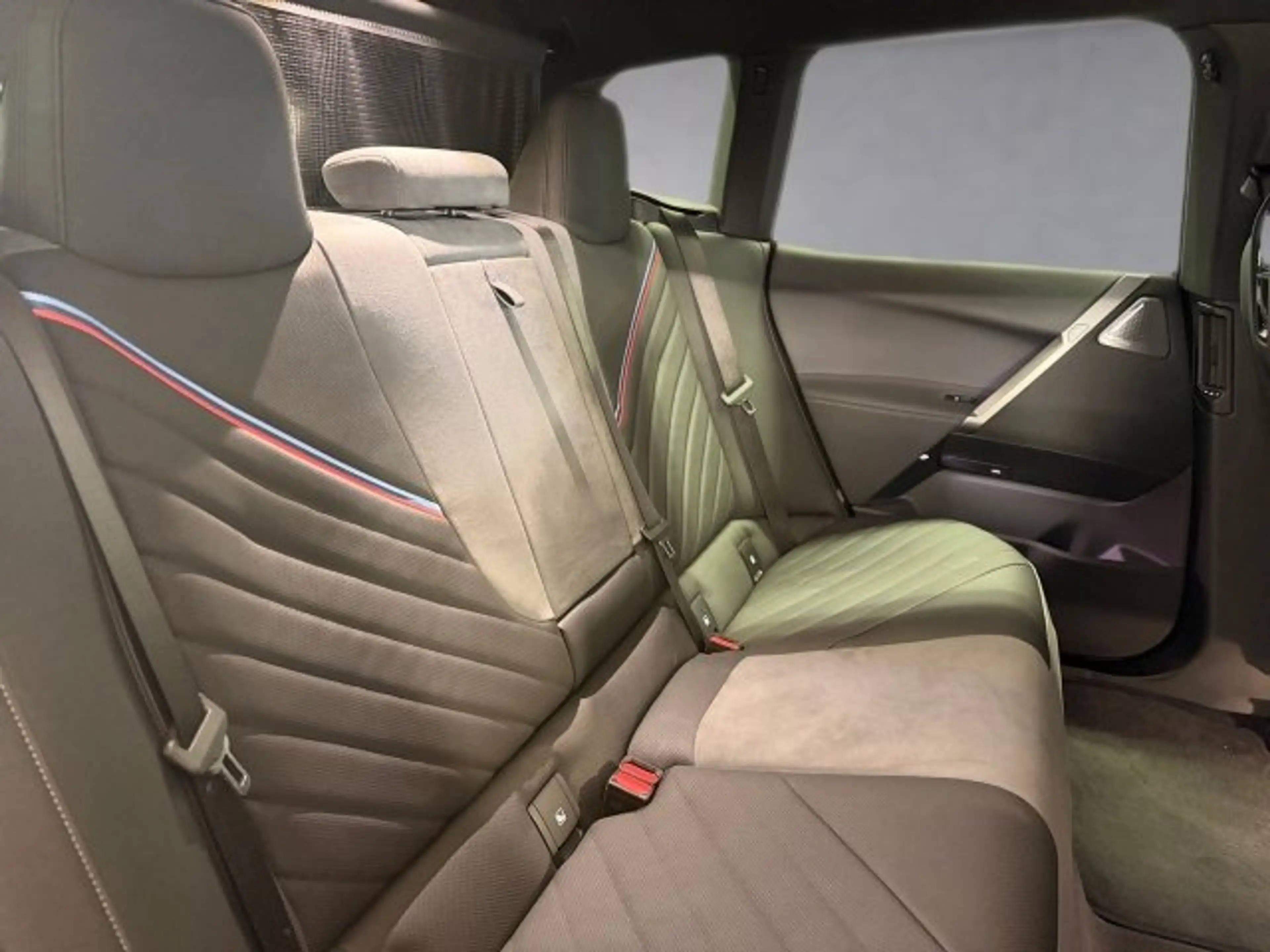 BMW iX xDrive60 — photo 12