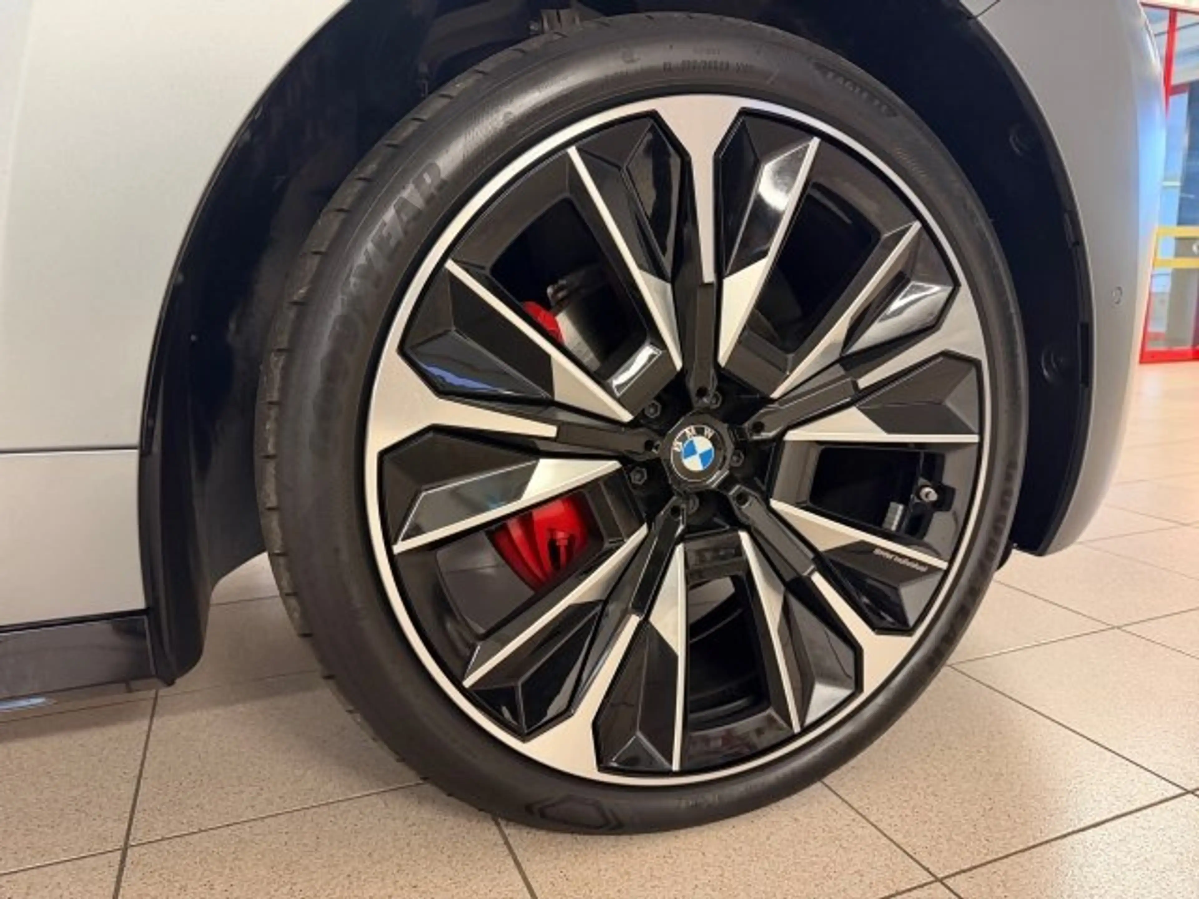 BMW iX xDrive60 — photo 8