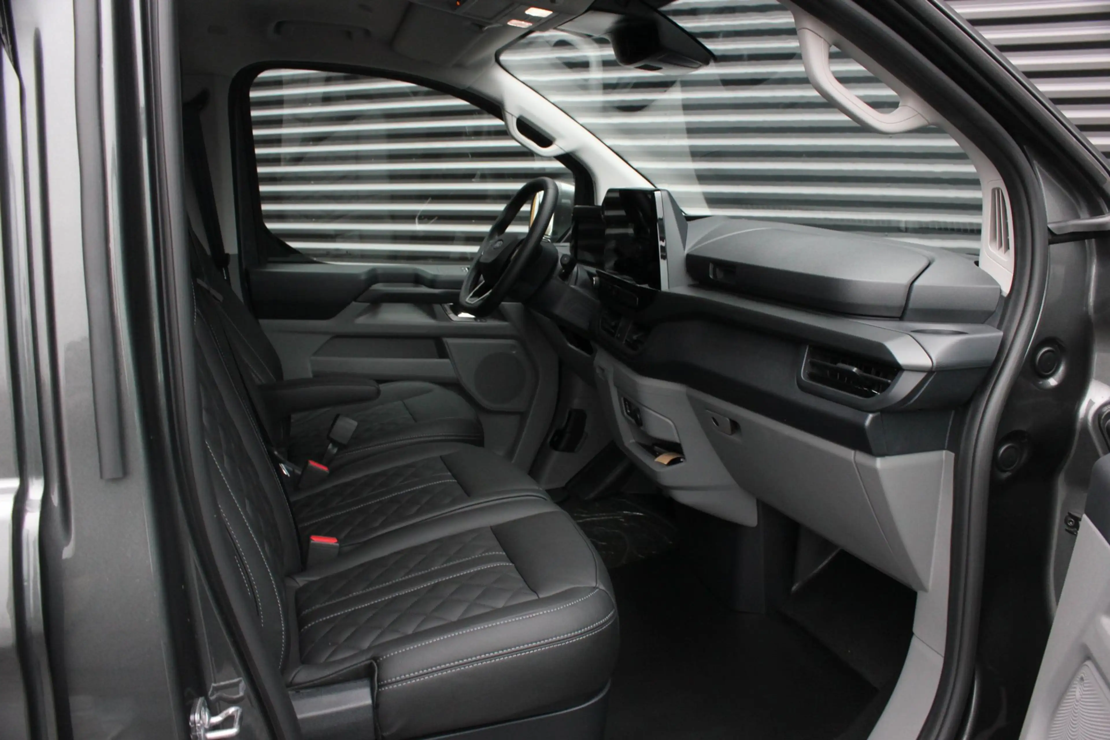 Ford E-Transit Cust. L2H1 Limited 71 kWh 218PK / JB- EDITON / CAM — photo 28