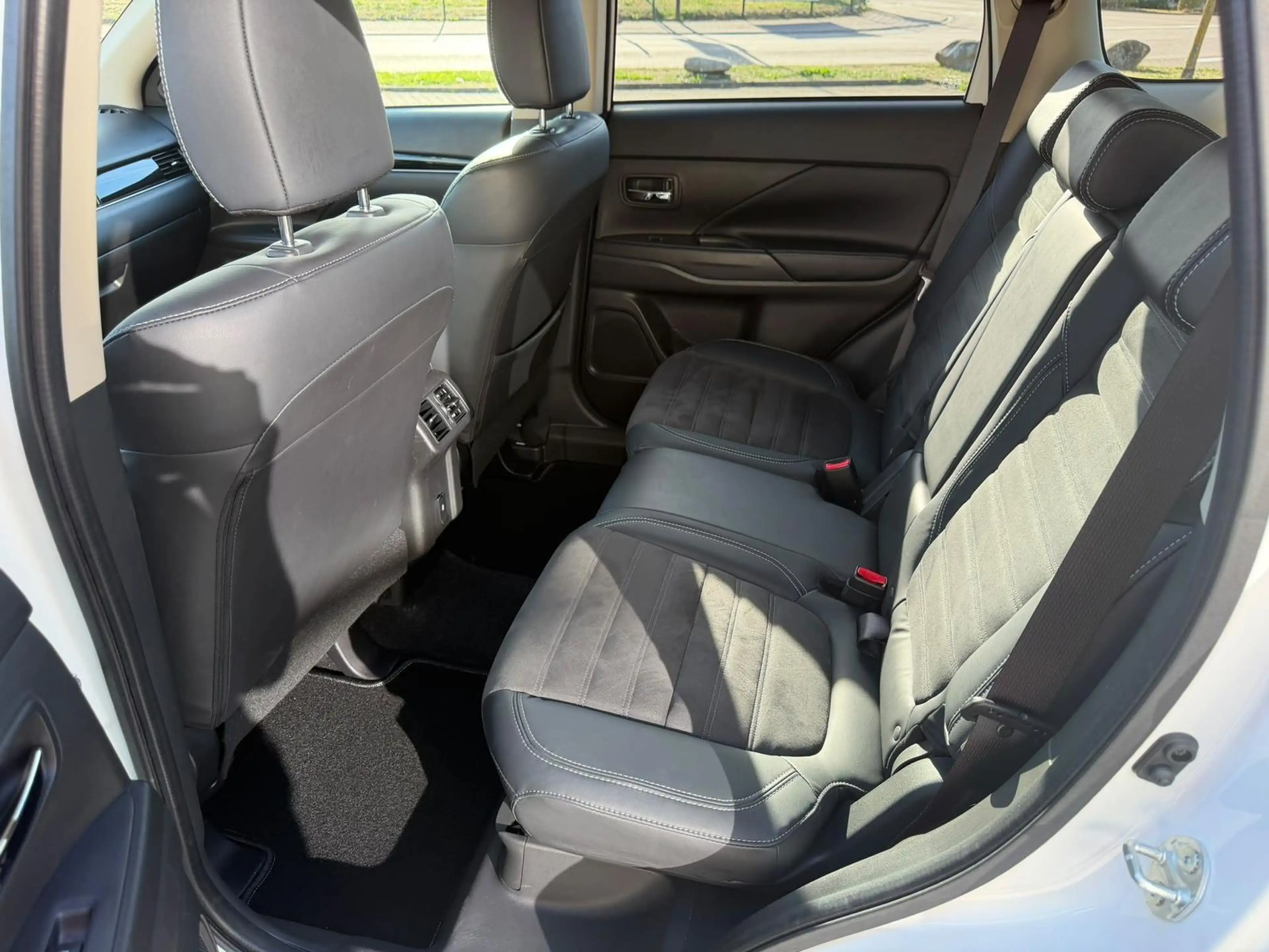 Mitsubishi Outlander 2.0 MIVEC 4WD *Navi*LED*Kamera*Alu* — photo 12