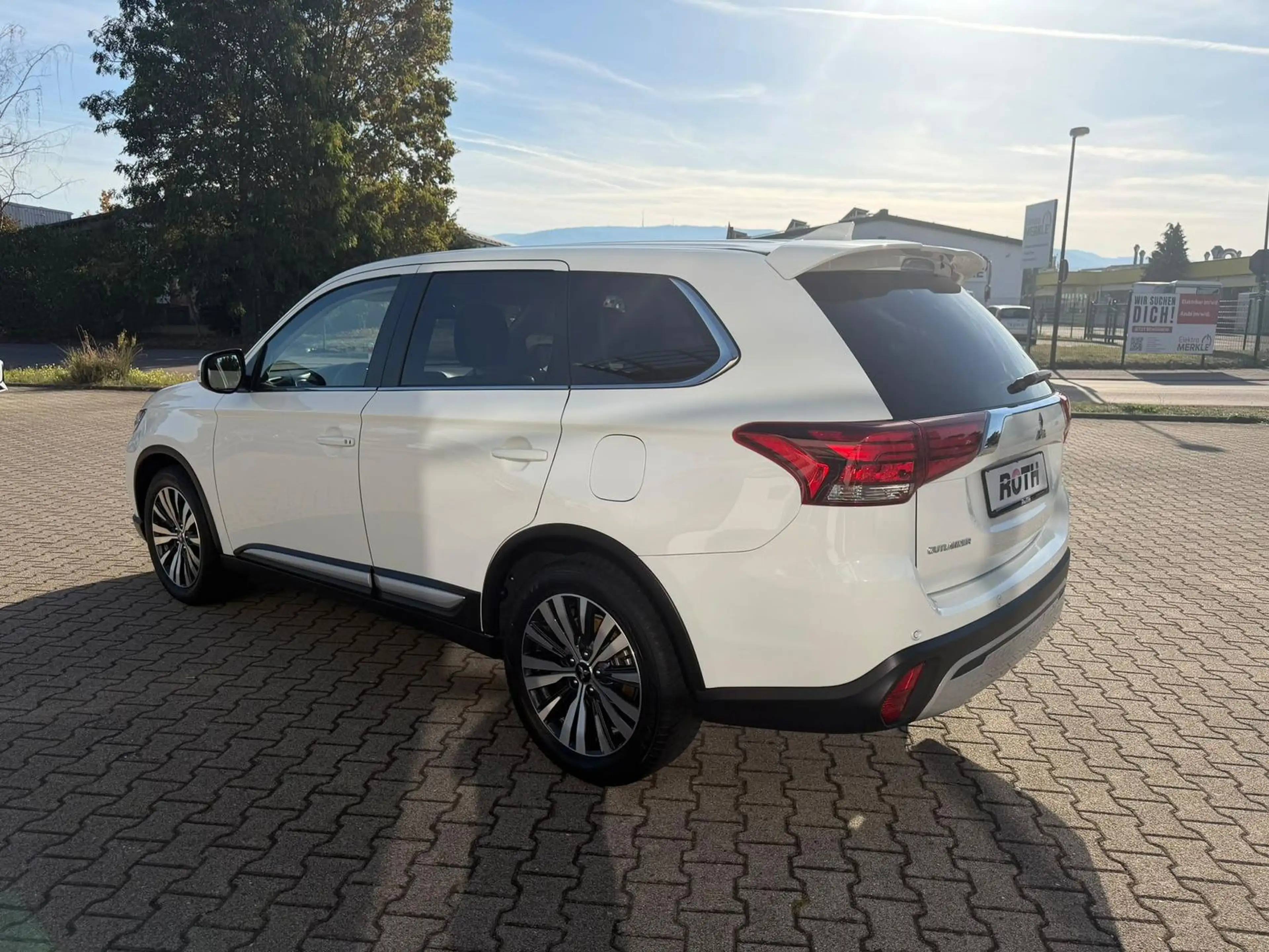 Mitsubishi Outlander 2.0 MIVEC 4WD *Navi*LED*Kamera*Alu* — photo 4