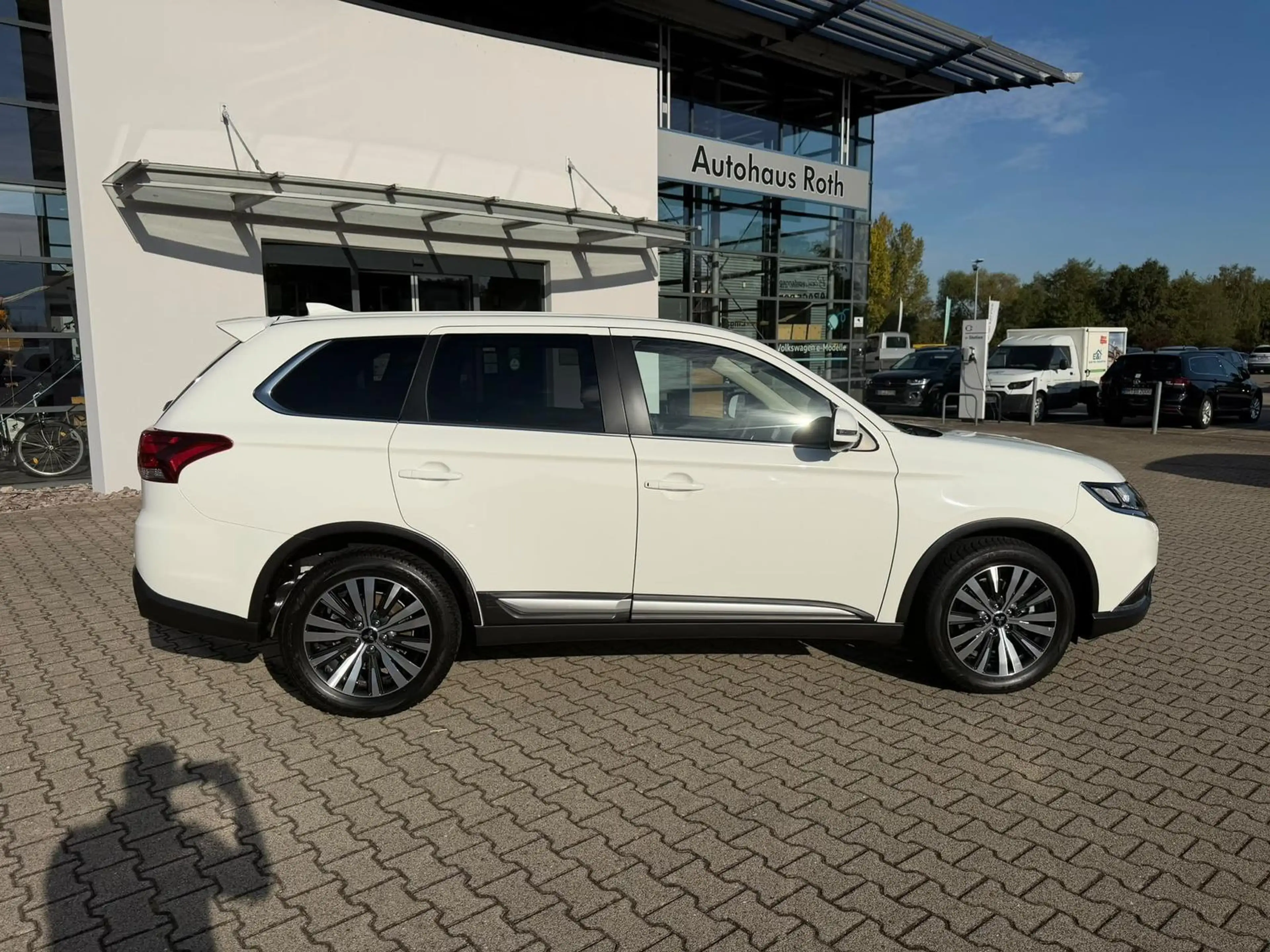 Mitsubishi Outlander 2.0 MIVEC 4WD *Navi*LED*Kamera*Alu* — photo 7