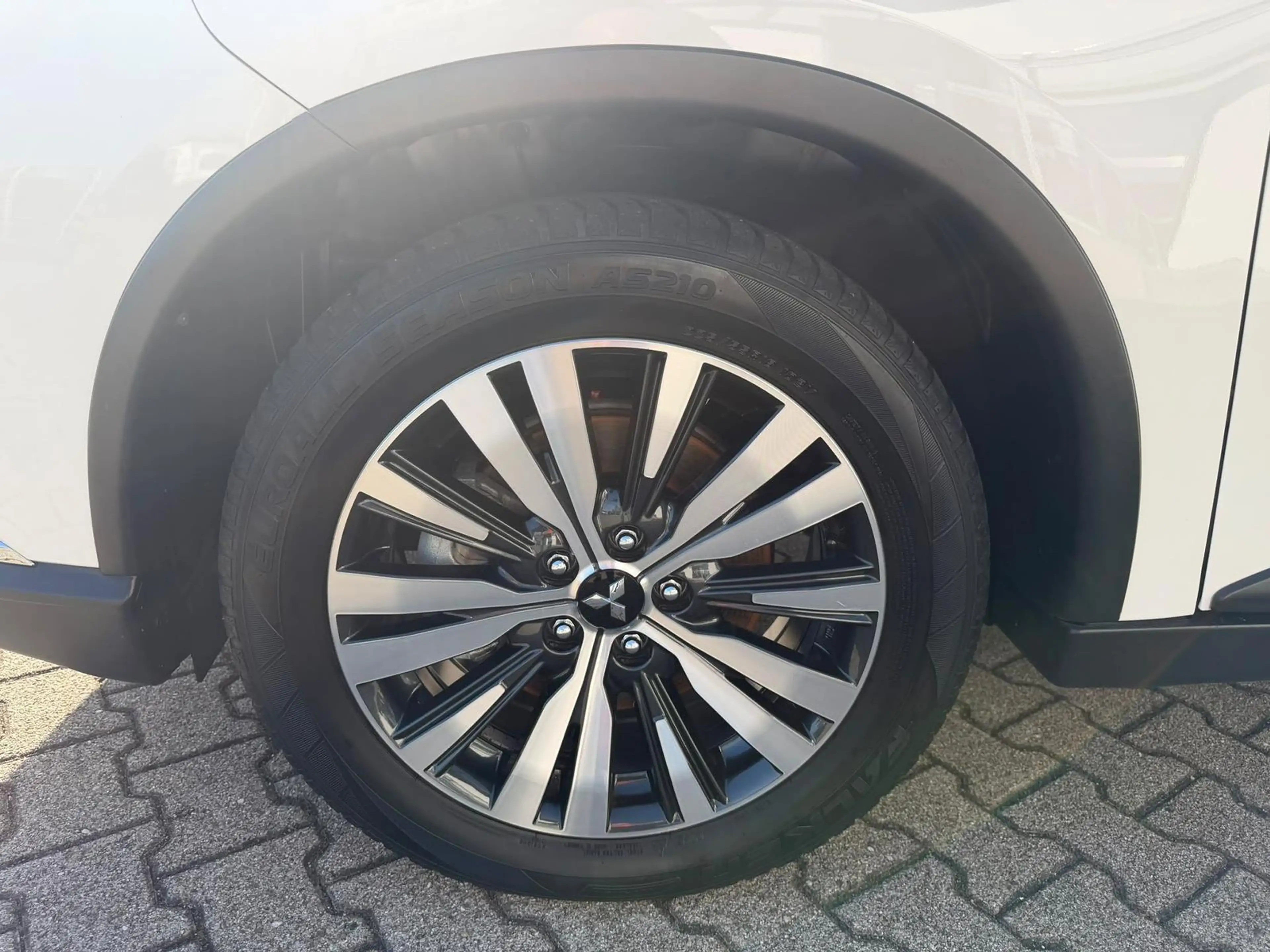 Mitsubishi Outlander 2.0 MIVEC 4WD *Navi*LED*Kamera*Alu* — photo 10