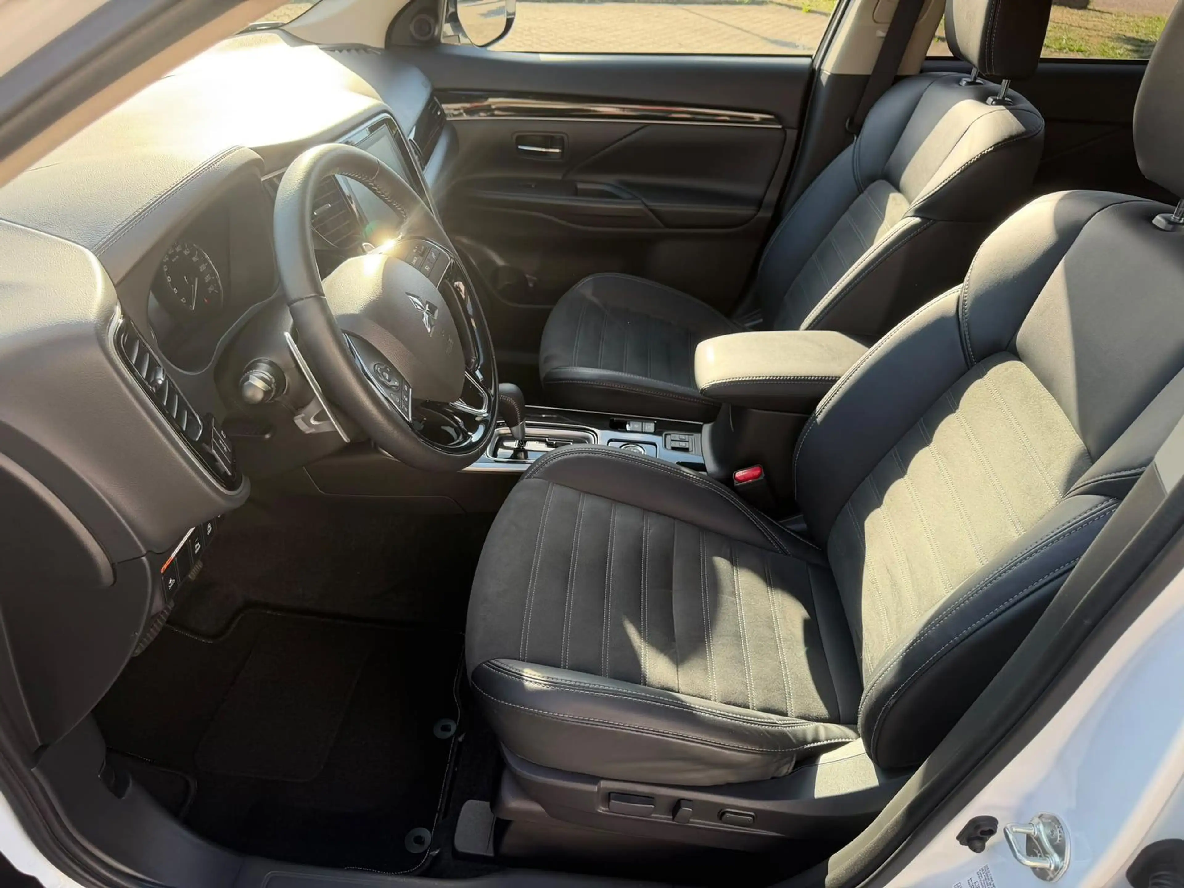 Mitsubishi Outlander 2.0 MIVEC 4WD *Navi*LED*Kamera*Alu* — photo 11