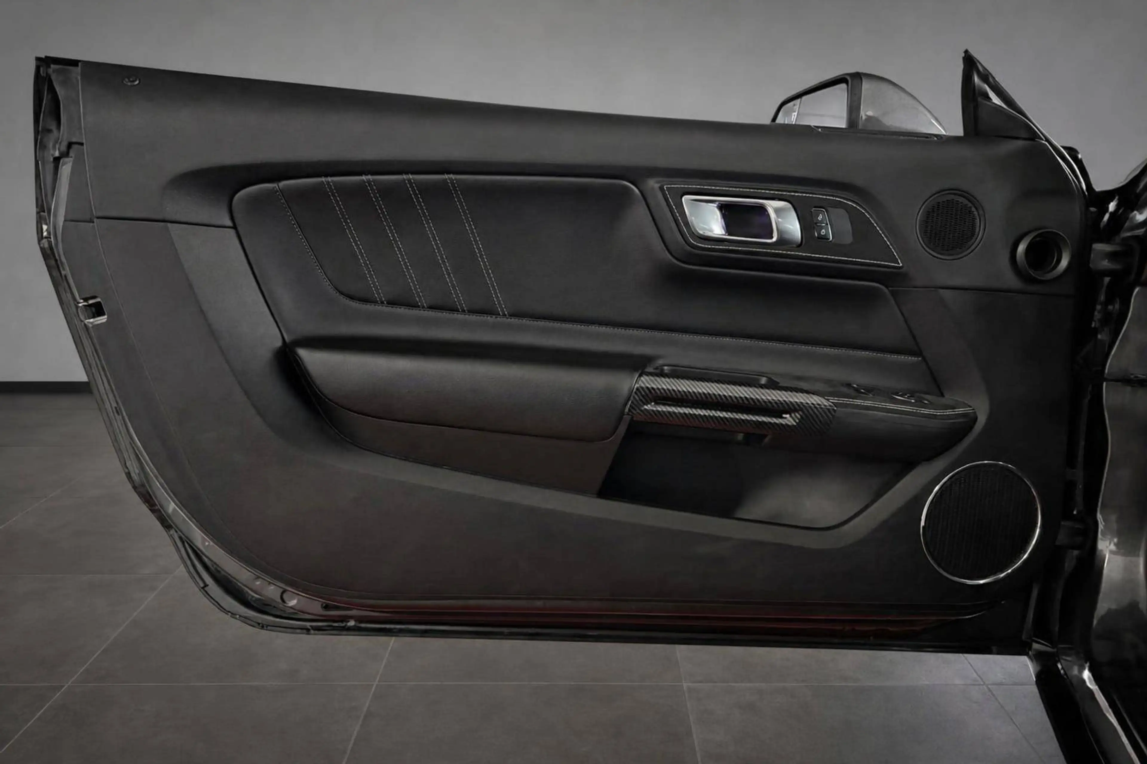 Ford Mustang GT Fastback — photo 11