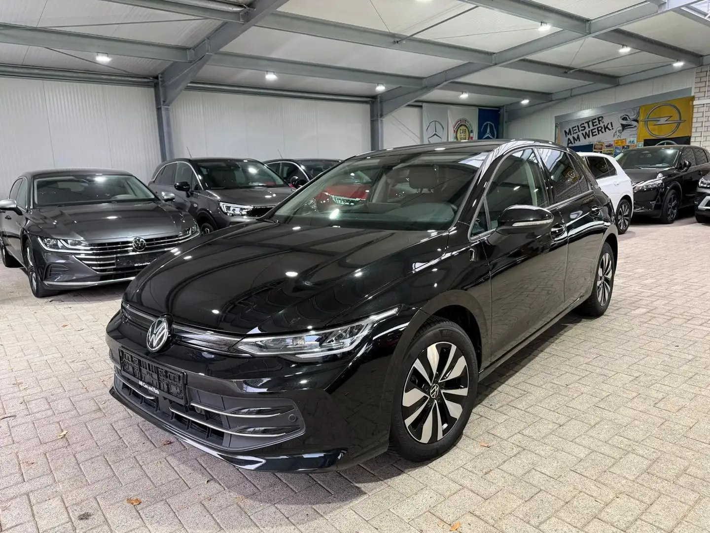 Volkswagen Golf VIII 1.5 TSI Goal ACC LED SHZ Sideassist Schwarz - 1