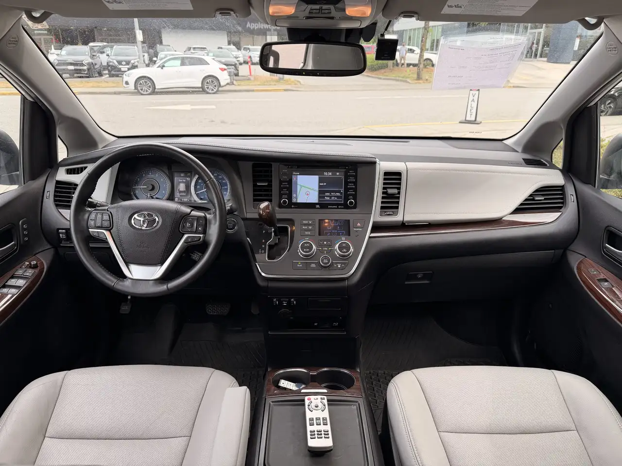 Toyota Sienna снимка Toyota Sienna