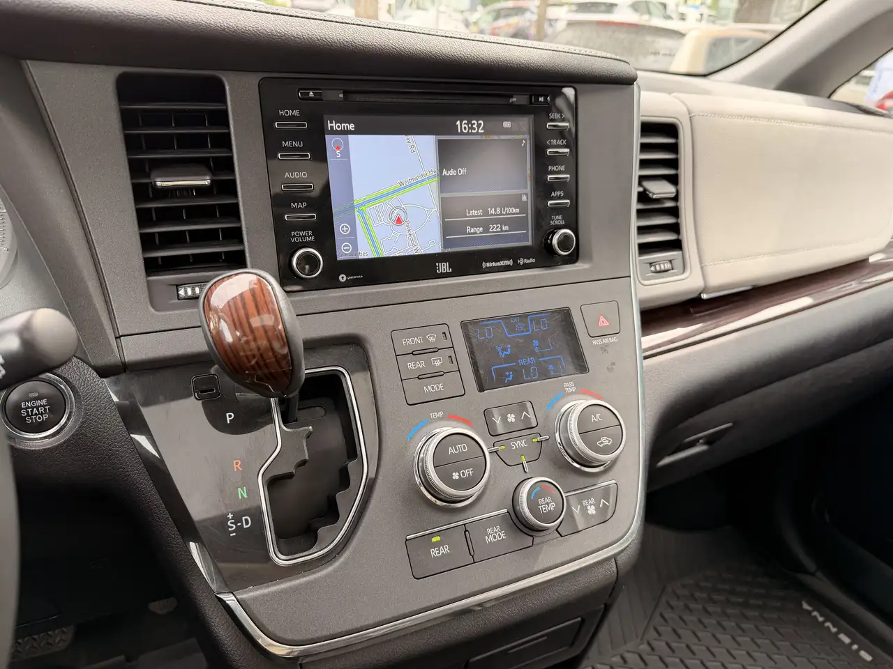 Toyota Sienna снимка Toyota Sienna