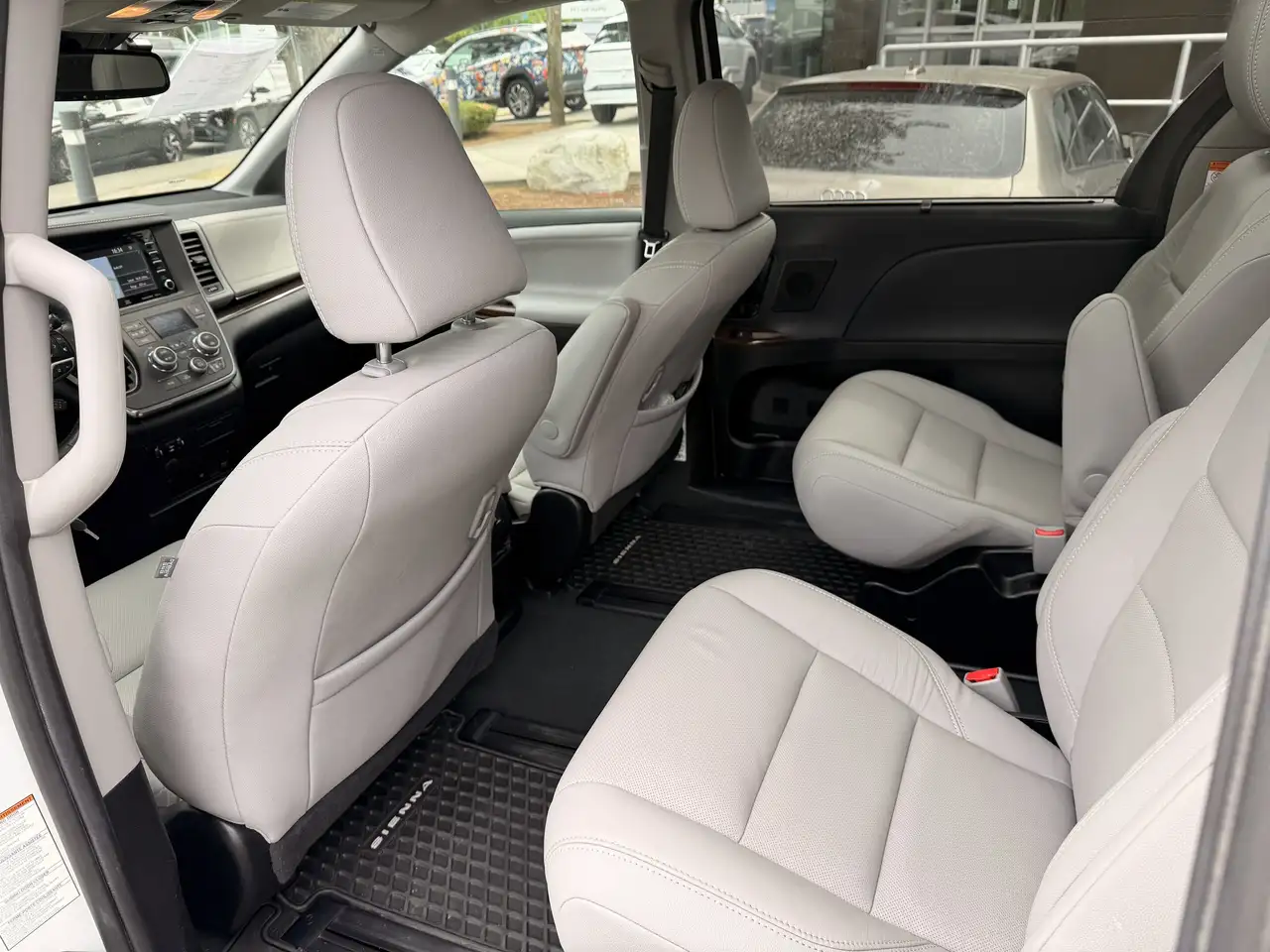 Toyota Sienna снимка Toyota Sienna