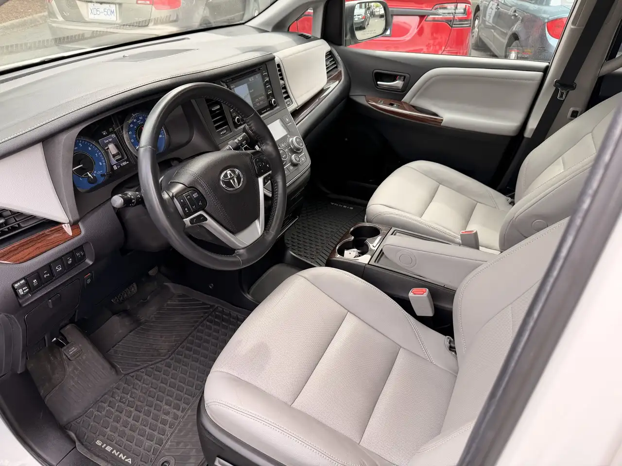 Toyota Sienna снимка Toyota Sienna