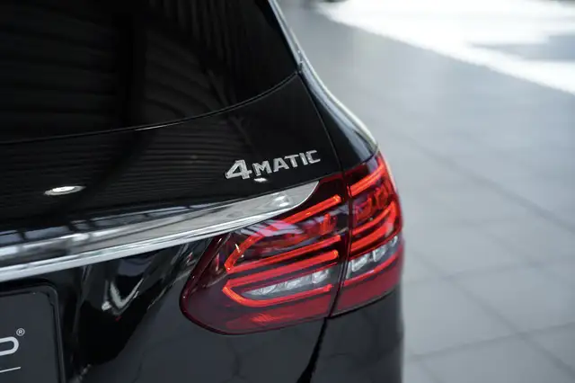 Mercedes-Benz C Class view 12