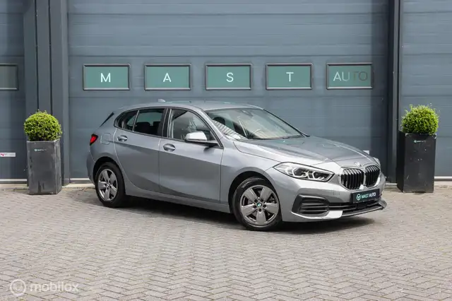 BMW 1 Series view 4