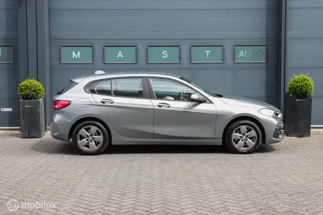 BMW 1 Series view 5
