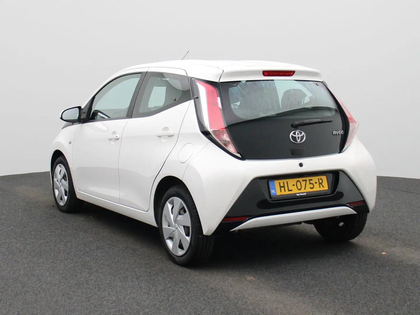 Toyota Aygo 1.0 VVT-i x-play | Airconditioning | Achteruitrijc Wit - 2