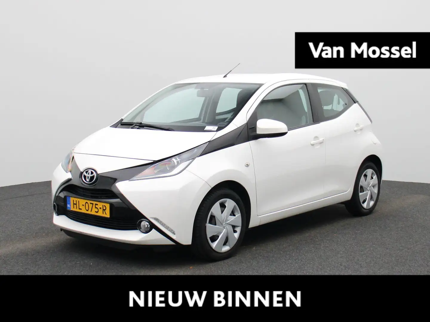 Toyota Aygo 1.0 VVT-i x-play | Airconditioning | Achteruitrijc Wit - 1