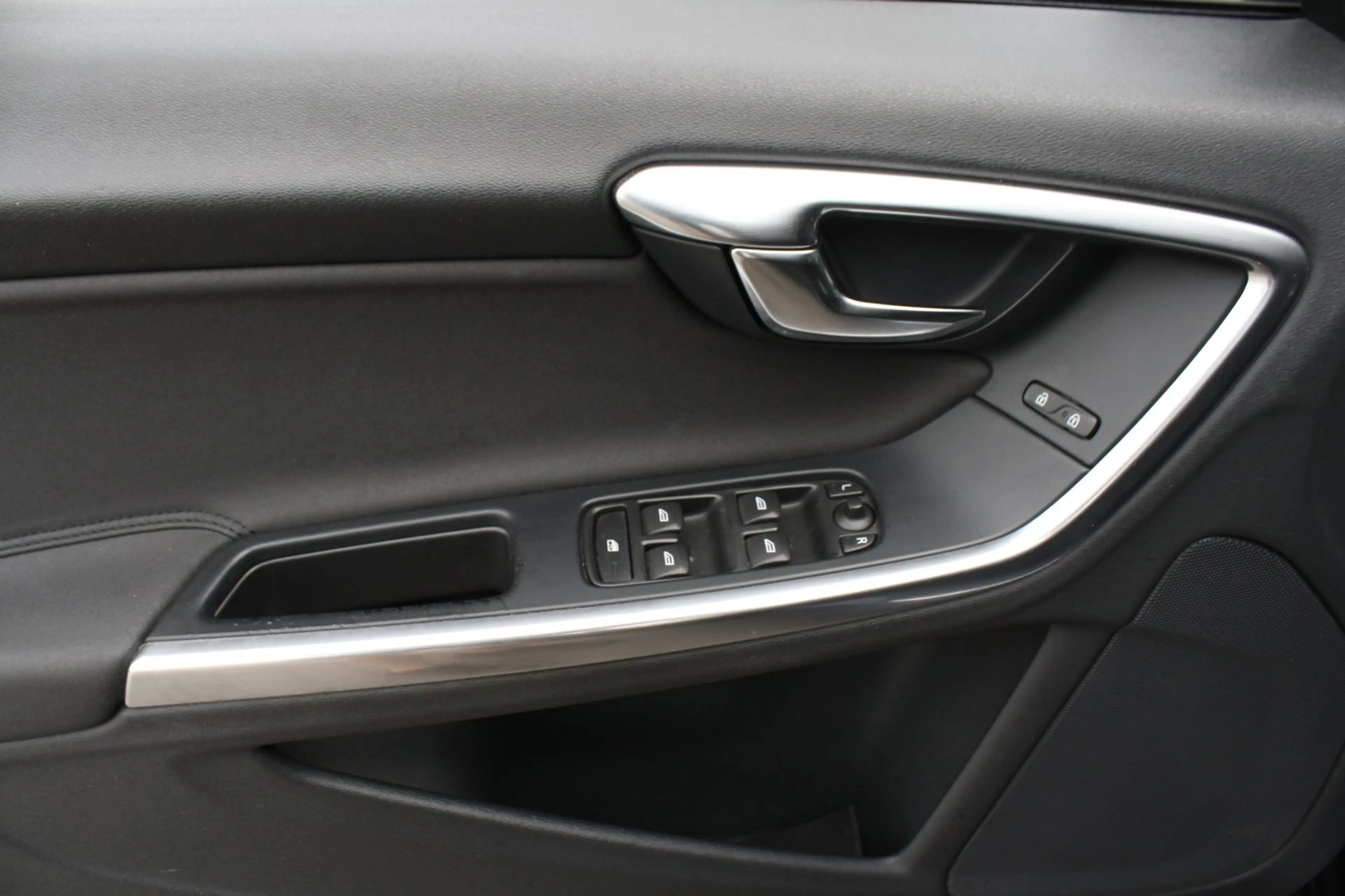 Volvo S60 2.0T Intro Edition -NAVIGATIE - TREKHAAK - AIRCO — photo 14