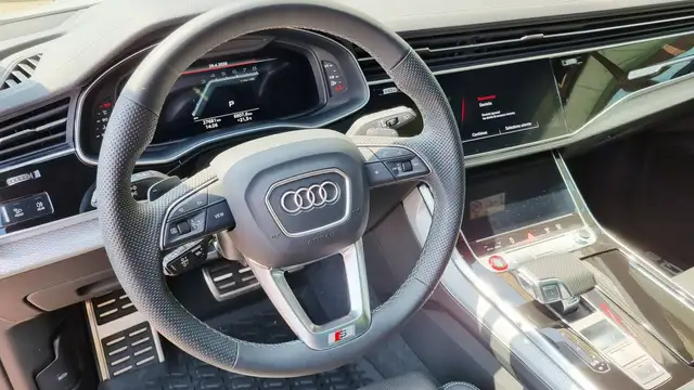 Audi SQ8 view 8