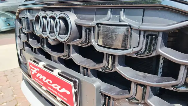 Audi SQ8 view 25