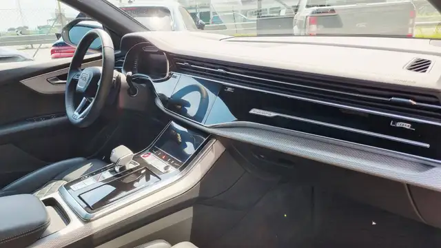 Audi SQ8 view 16