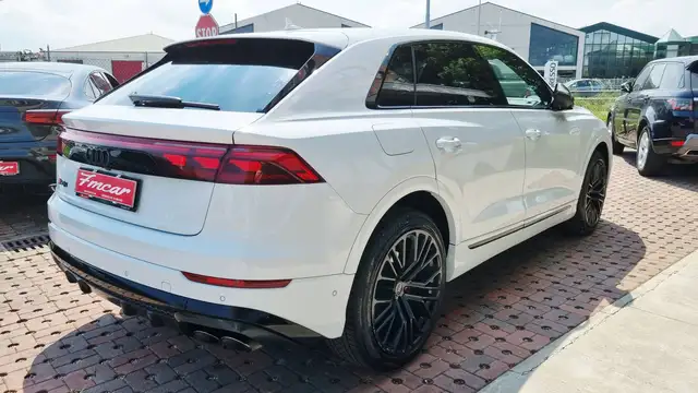 Audi SQ8 view 3