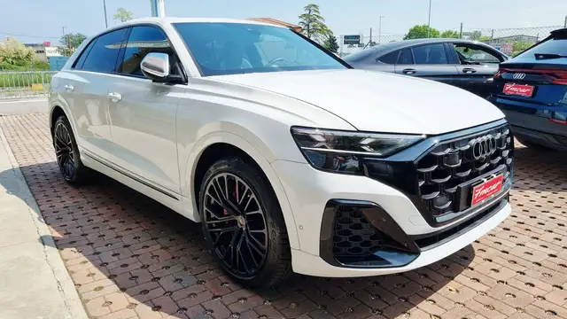 Audi SQ8 view 11