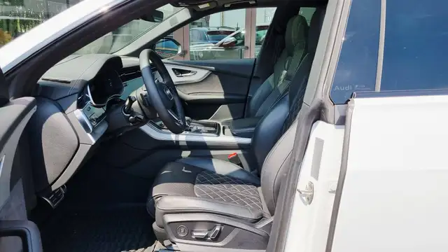 Audi SQ8 view 4