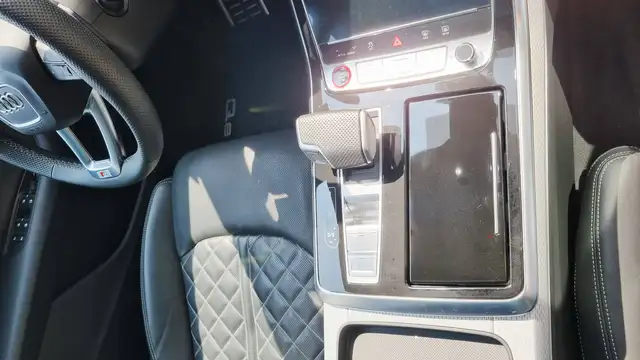 Audi SQ8 view 24