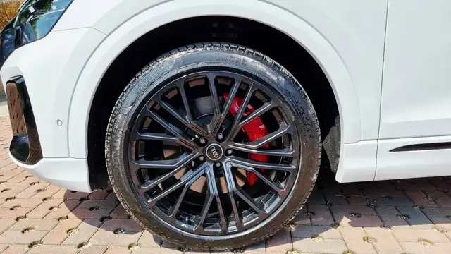 Audi SQ8 view 18