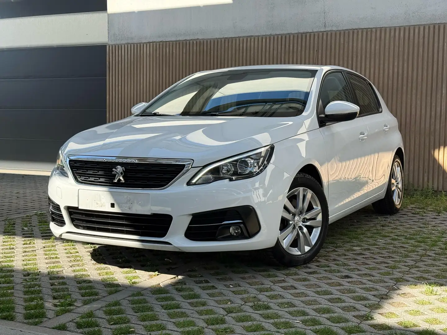 Peugeot 308 1.2 Active // RESERVEE // Wit - 1