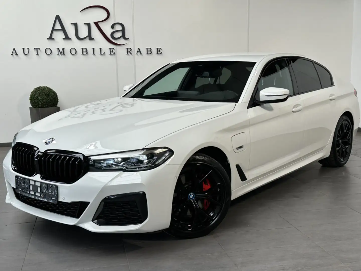 BMW 520 M-Sport NAV+LED+HARMAN-KARDON+KAMERA+19ZOLL Белый - 1