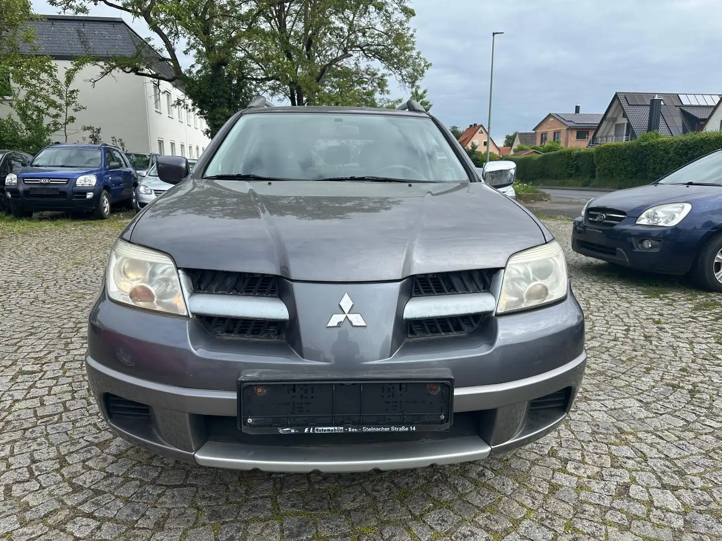 Mitsubishi Outlander 2.0 Comfort Grau - 1