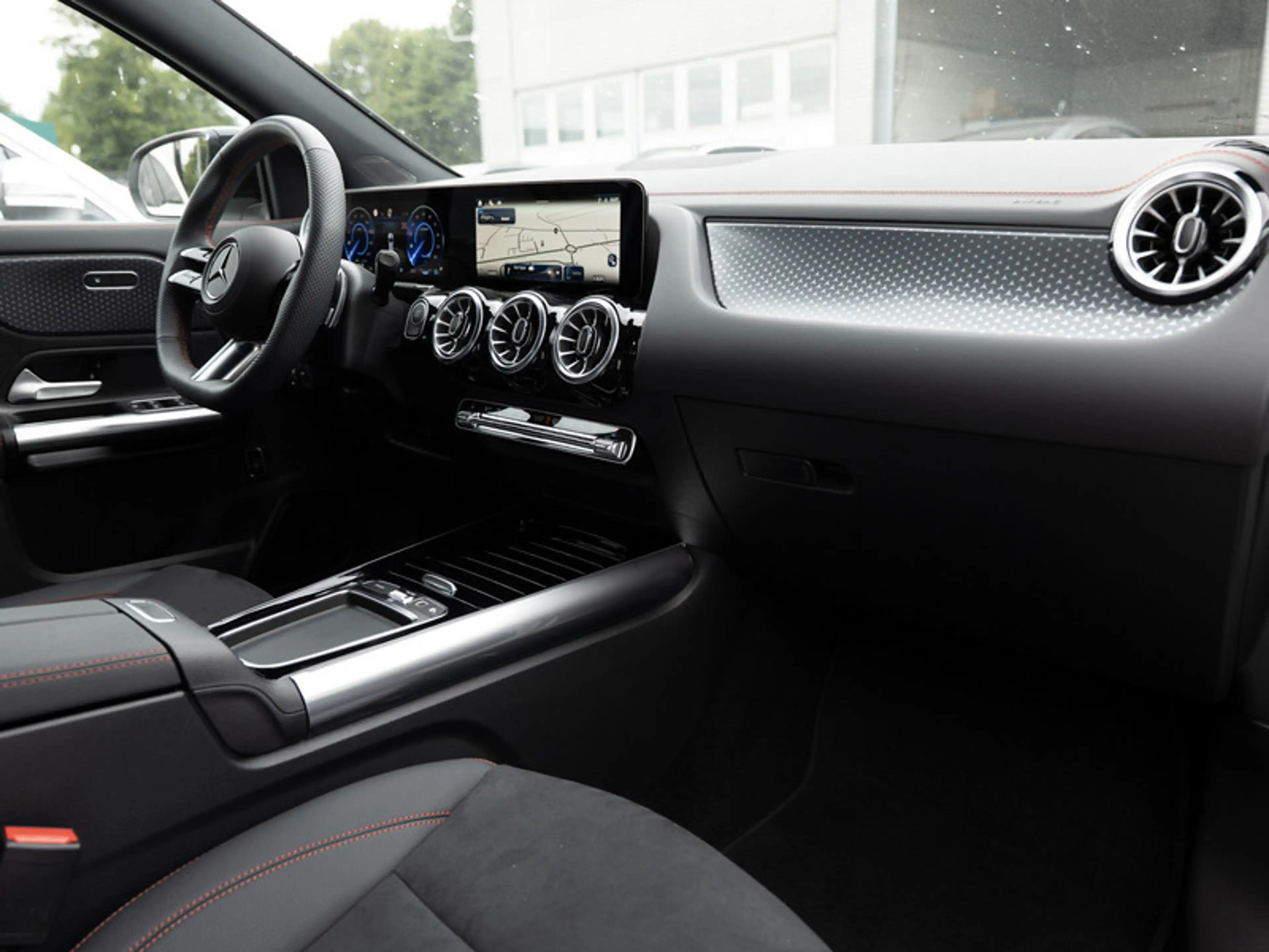 Mercedes-Benz EQA 300 4M AMG-Sport/LED/Cam/Night/Ambiente/20' — photo 3
