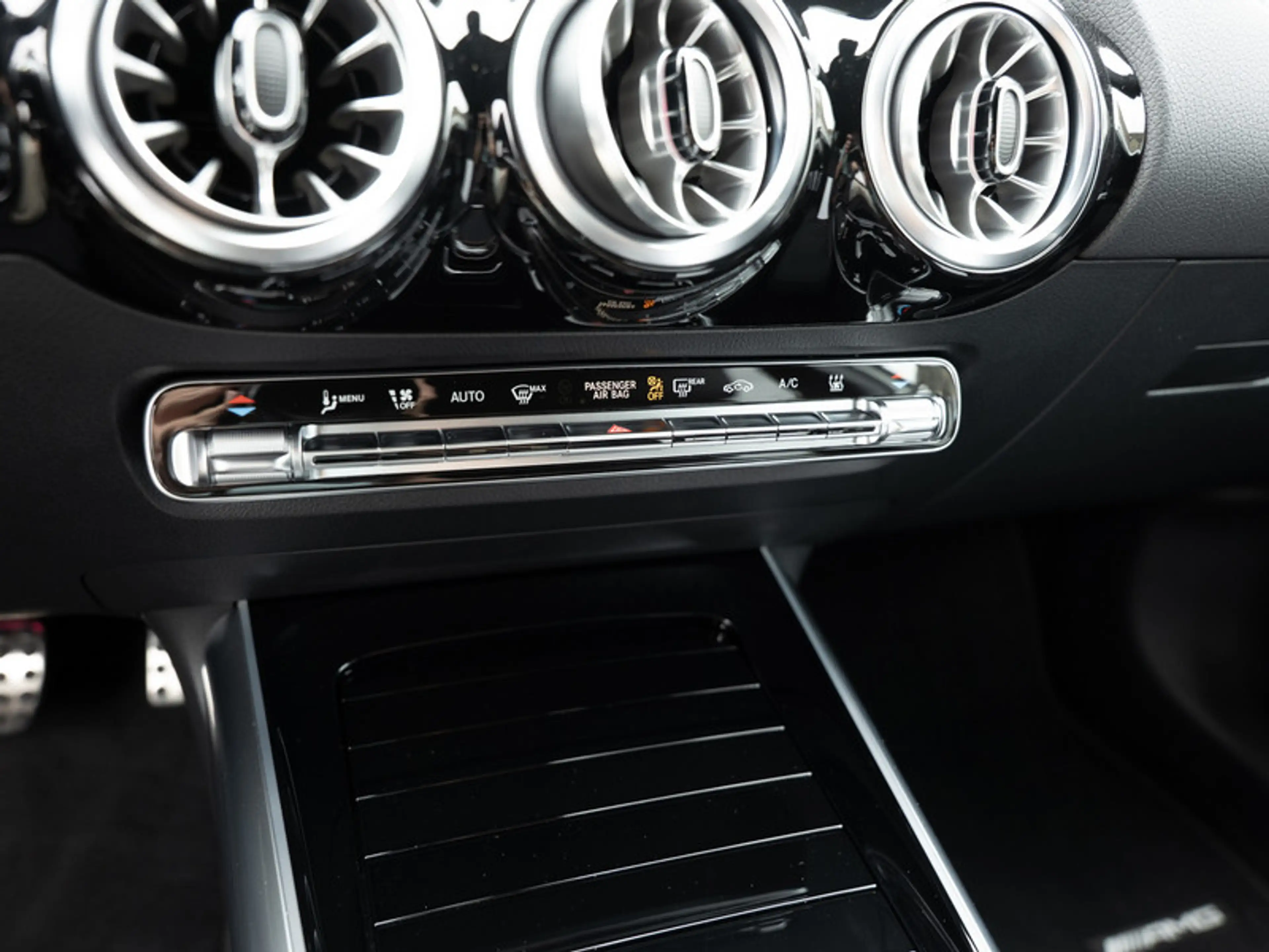Mercedes-Benz EQA 300 4M AMG-Sport/LED/Cam/Night/Ambiente/20' — photo 15