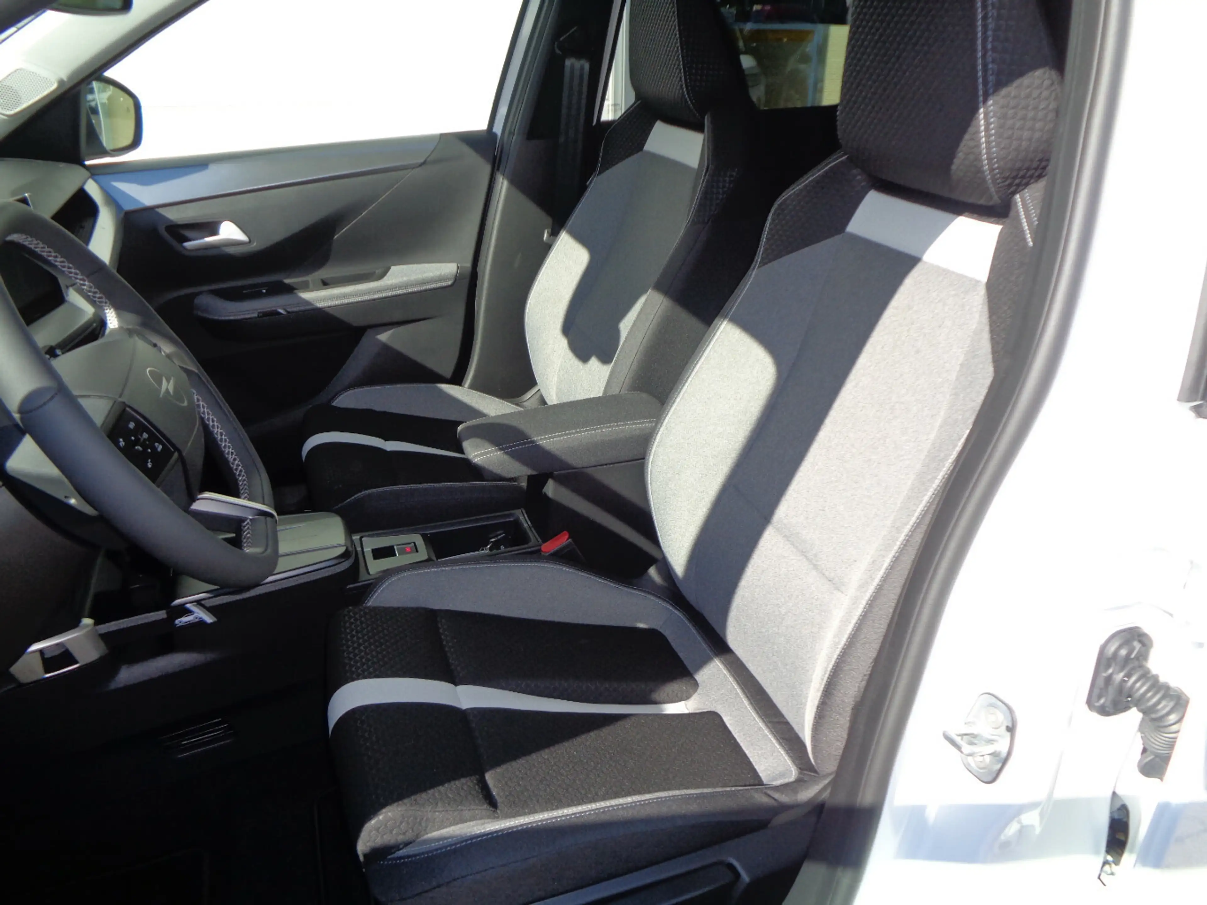 Opel Frontera Ultimate 1.2 107 kW Mild Hybrid — photo 9