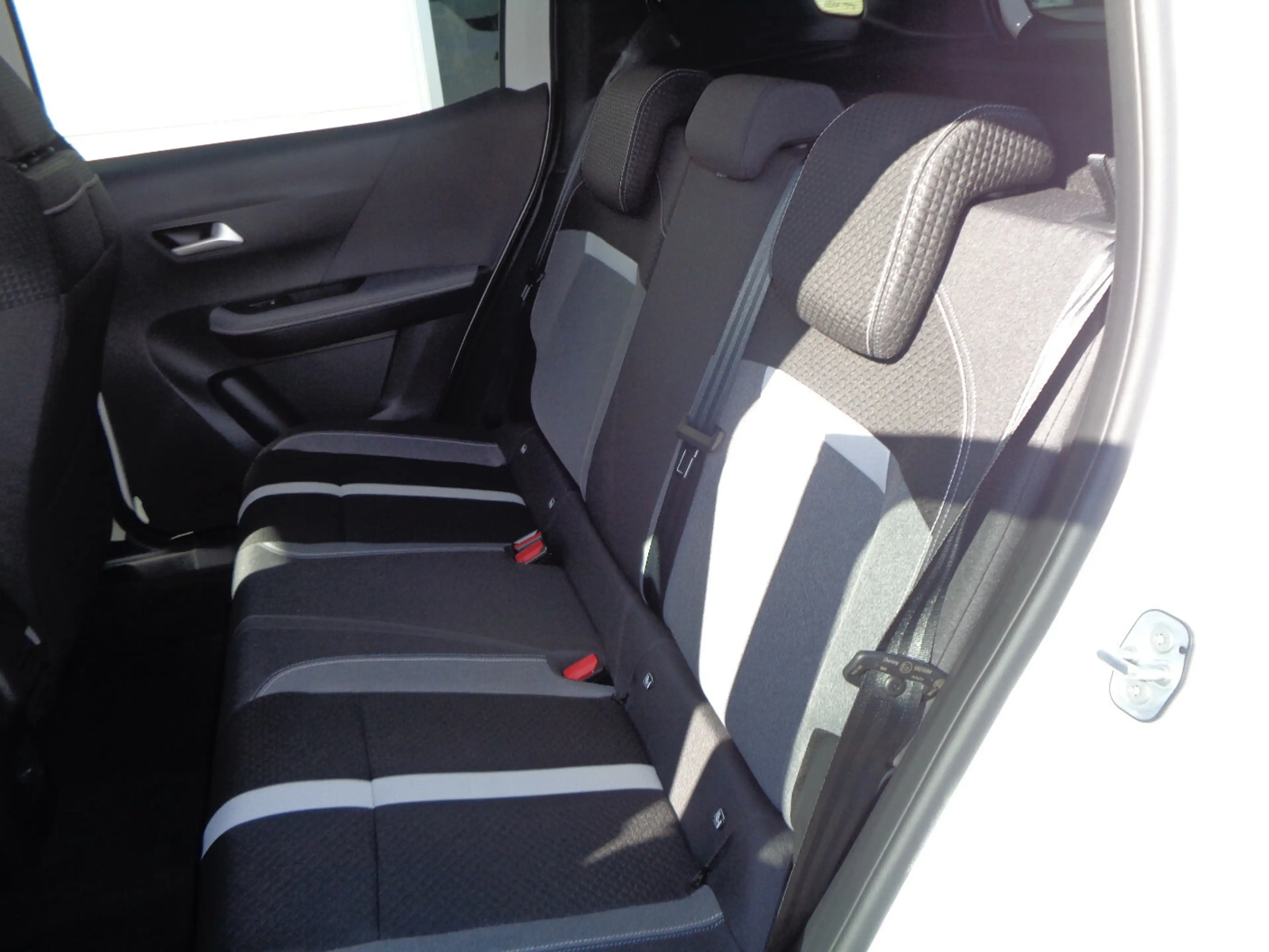 Opel Frontera Ultimate 1.2 107 kW Mild Hybrid — photo 8