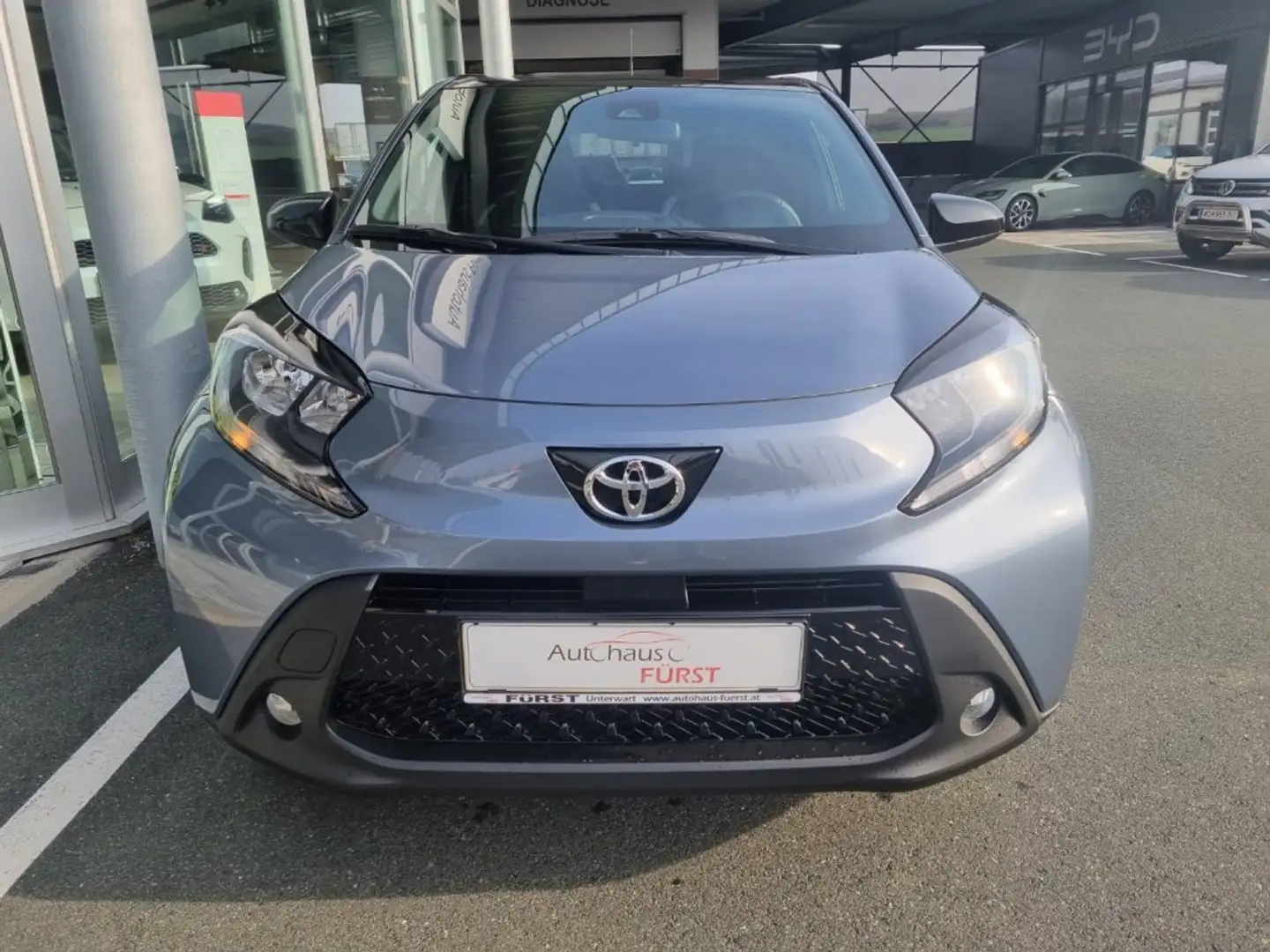 Toyota Aygo X 1,0 l CVT Pulse Bílá - 2