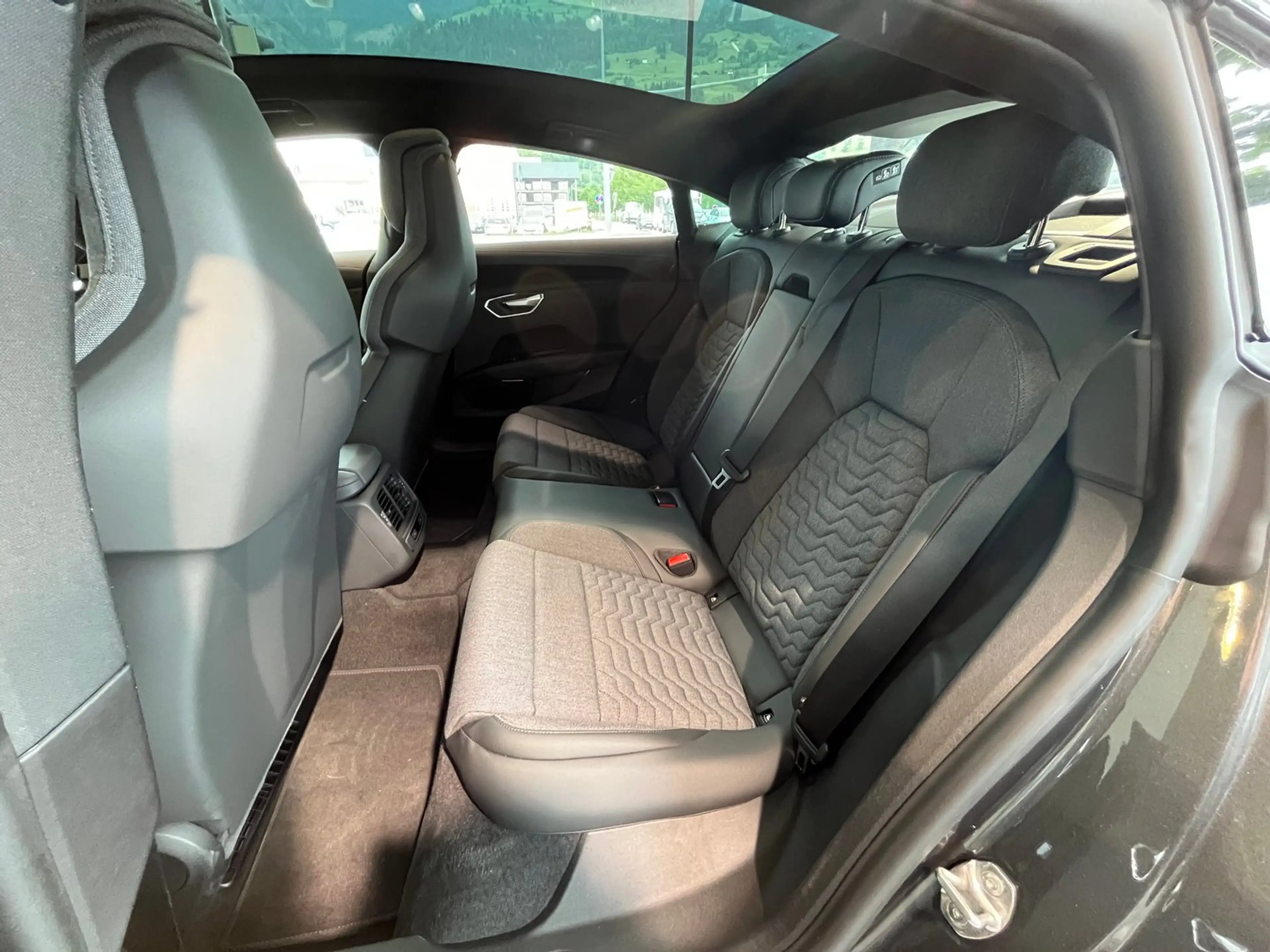 Audi e-tron GT — photo 6