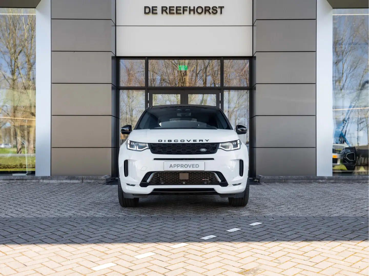 Land Rover Discovery Sport P300e R-Dynamic SE Panoramadak | 20 Inch | 3D Surr Blanco - 2
