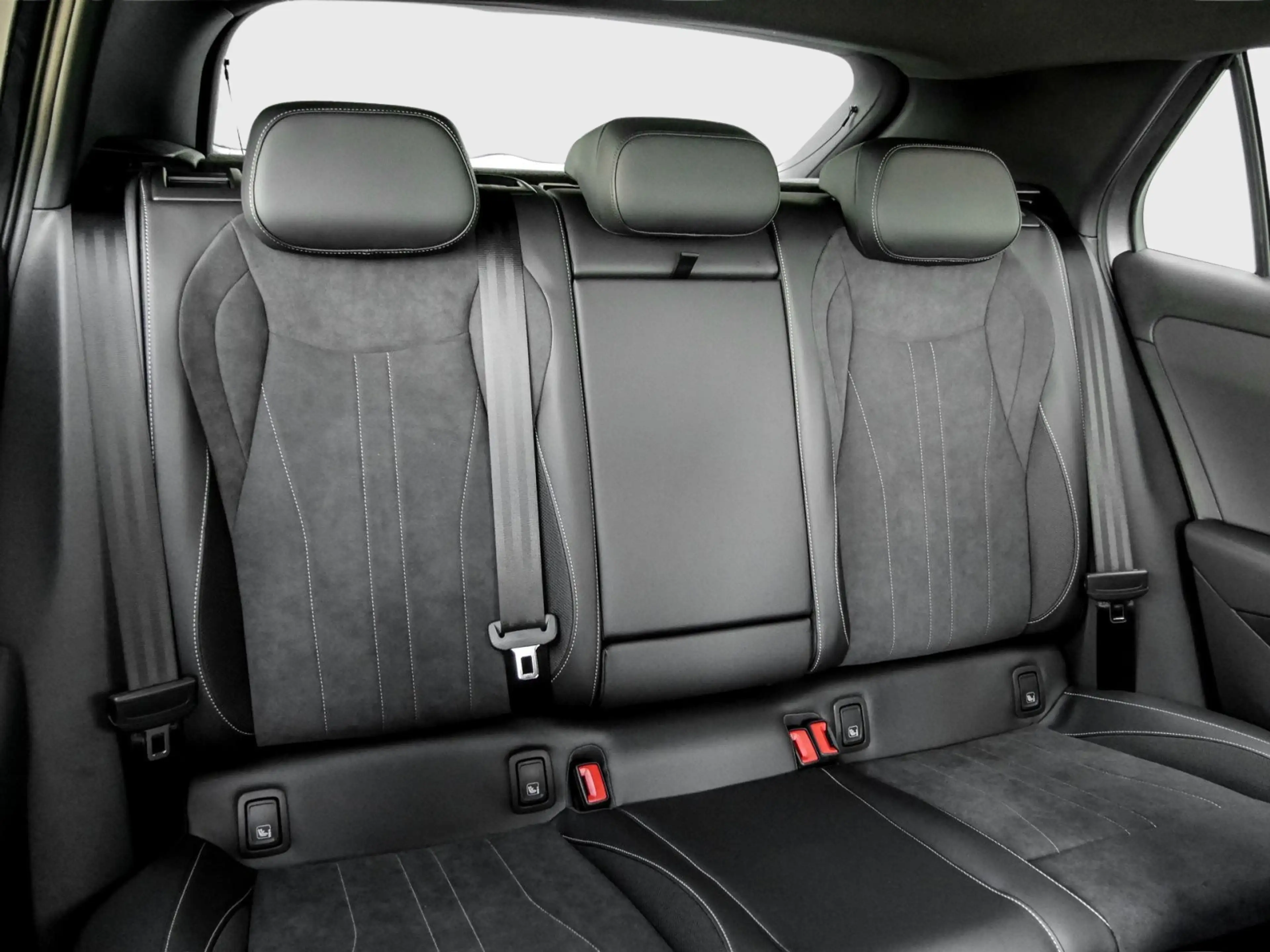 Volkswagen T-Roc Style 1.5 eTSI DSG LED+ Navi AHK ACC 18" Massag... — photo 4