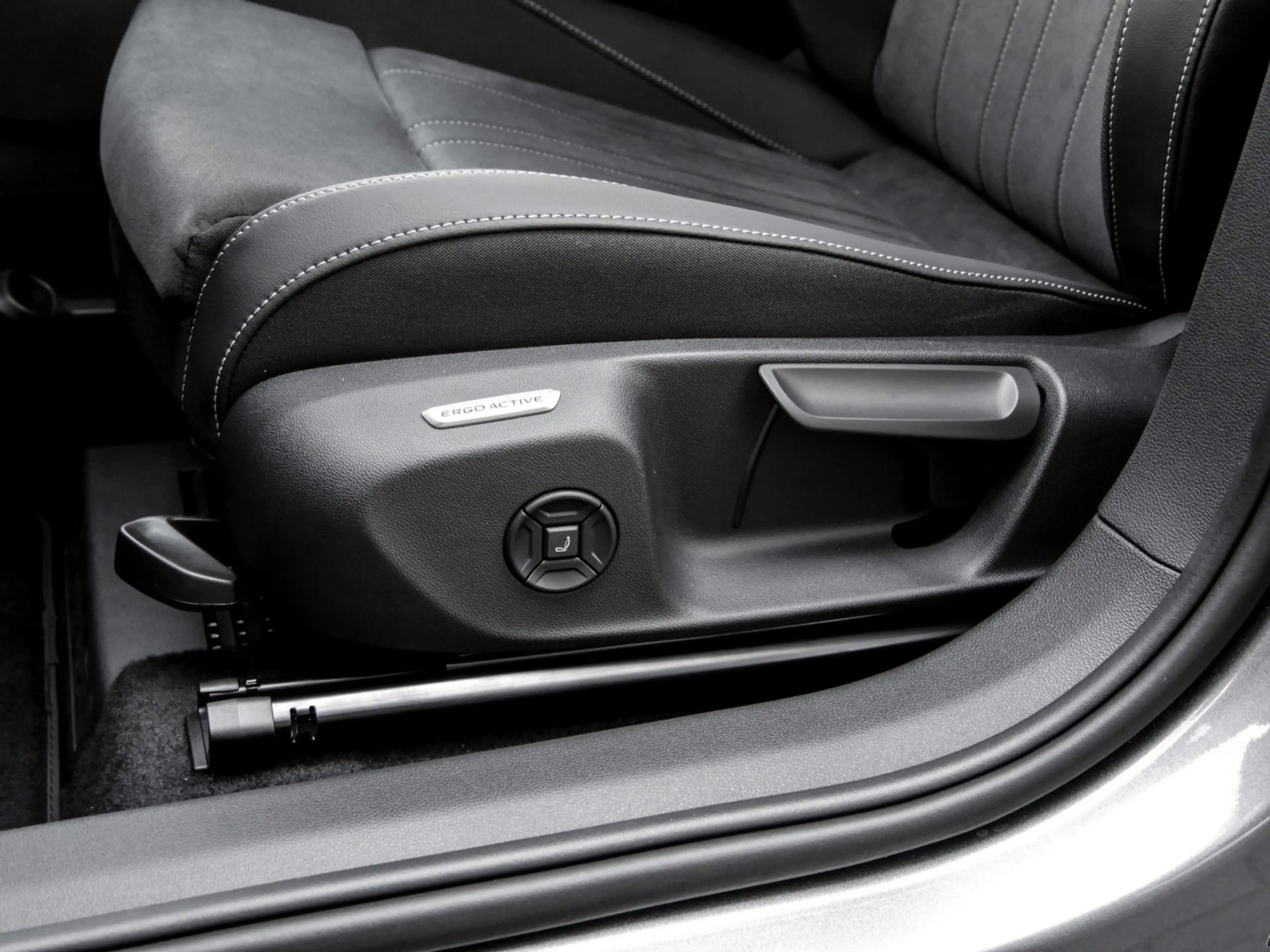 Volkswagen T-Roc Style 1.5 eTSI DSG LED+ Navi AHK ACC 18" Massag... — photo 15