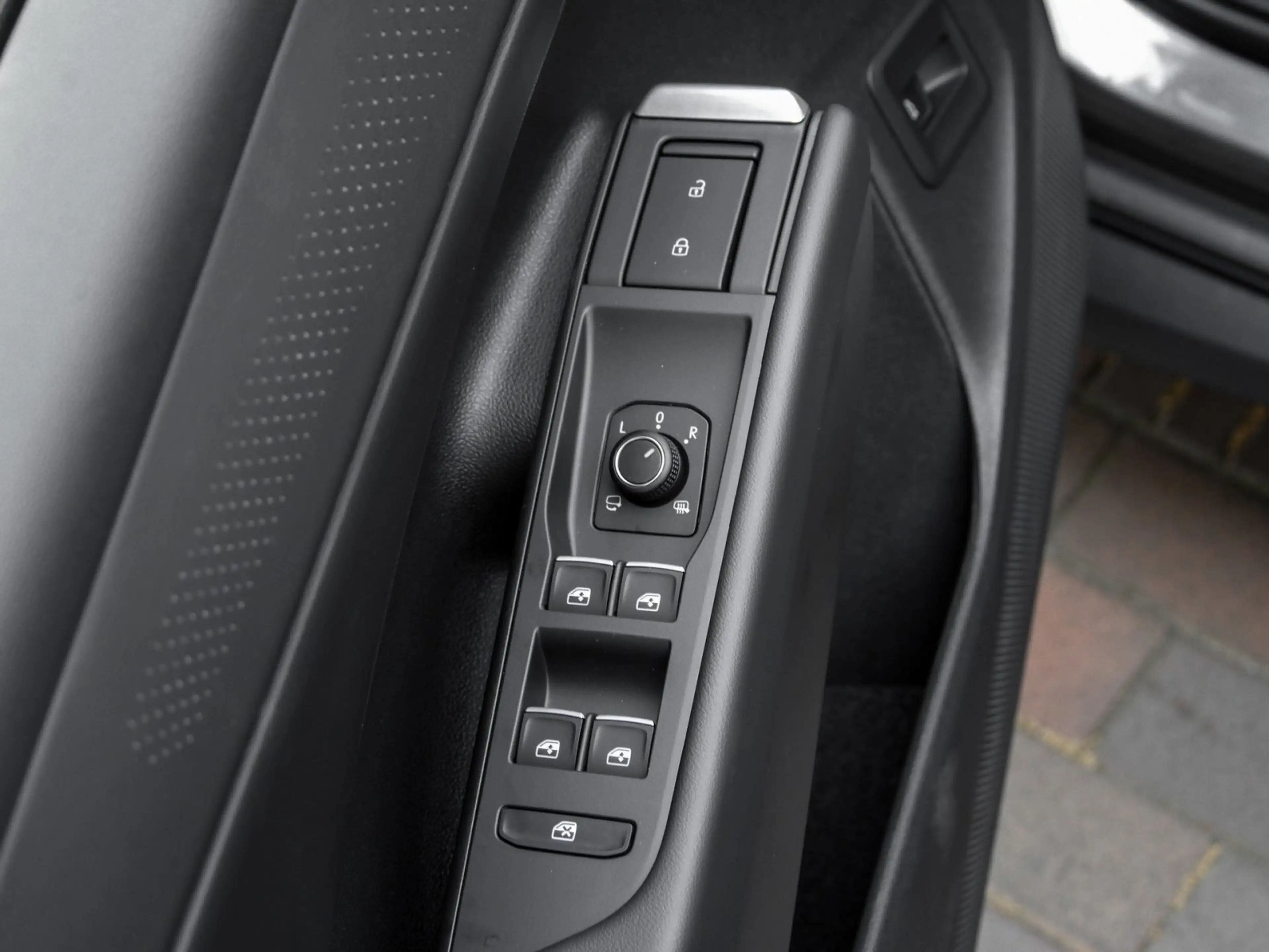 Volkswagen T-Roc Style 1.5 eTSI DSG LED+ Navi AHK ACC 18" Massag... — photo 13