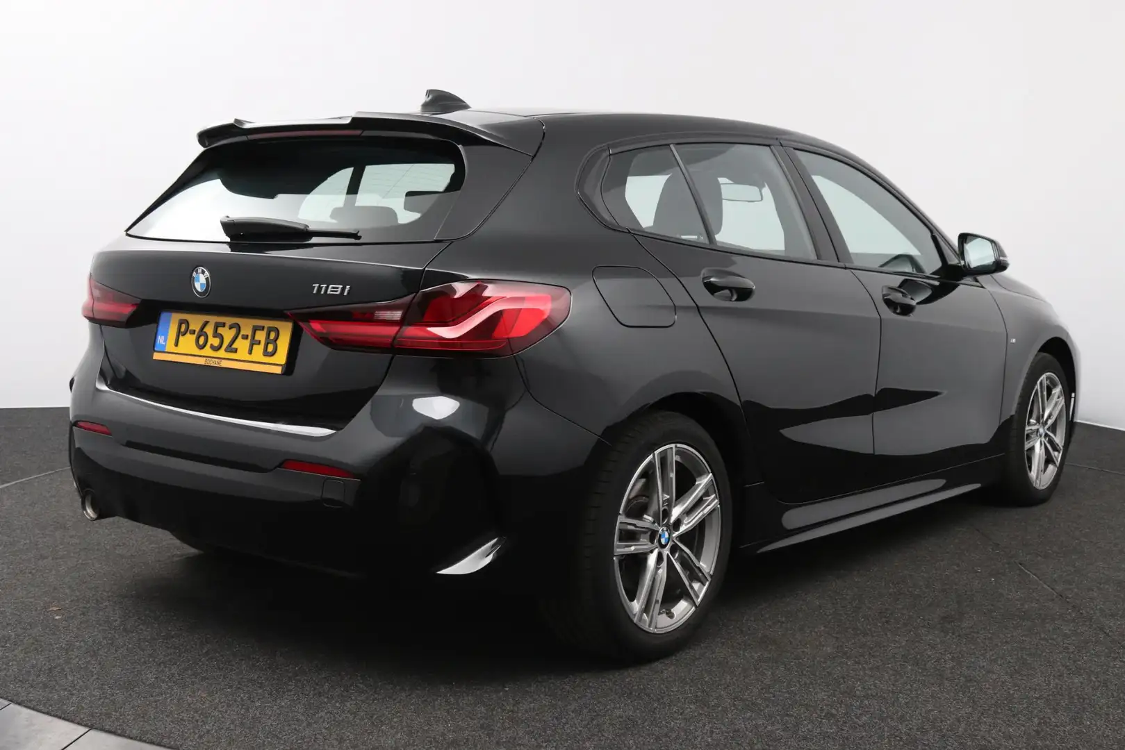 BMW 118 1-serie 118i M-sport | Sfeerverlichting | Sportsto Zwart - 2